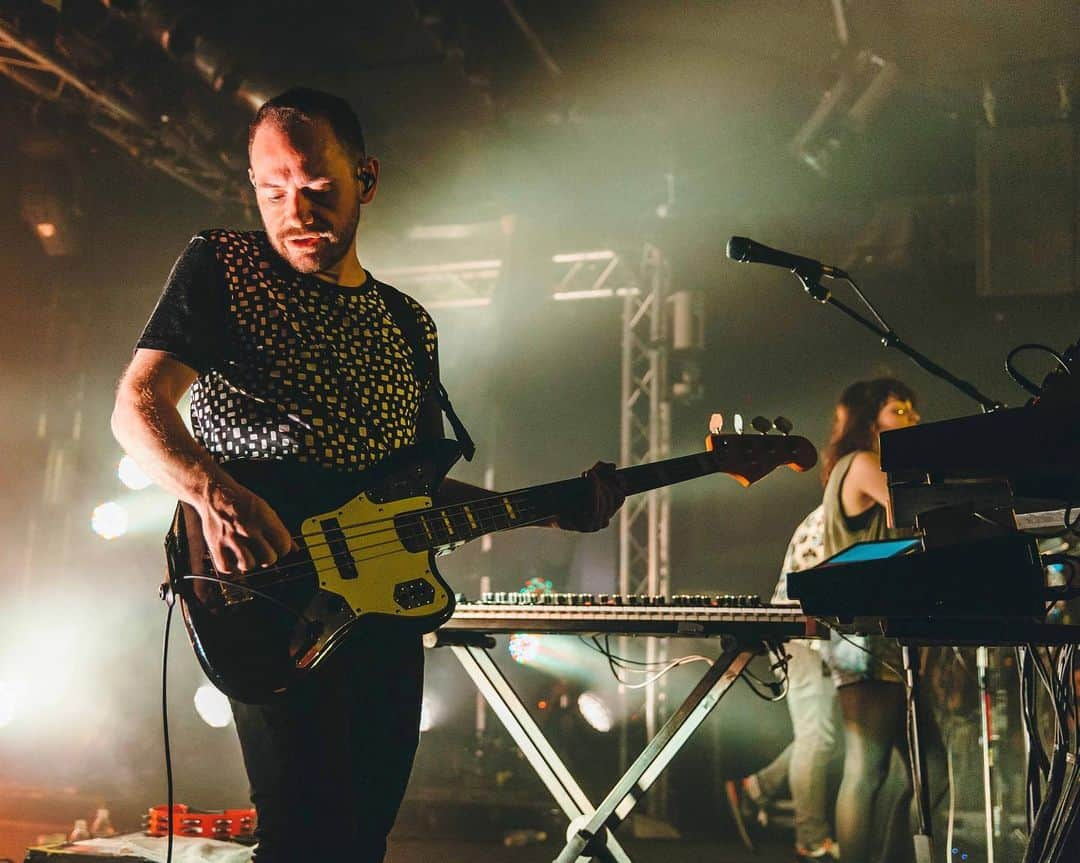 CHVRCHESさんのインスタグラム写真 - (CHVRCHESInstagram)「Revisiting September 2014 when CHVRCHES performed at the Low Dough Show in Chicago towards the end of the Bones touring cycle. Free doughnuts (“donuts” in American)!」9月30日 7時23分 - chvrches