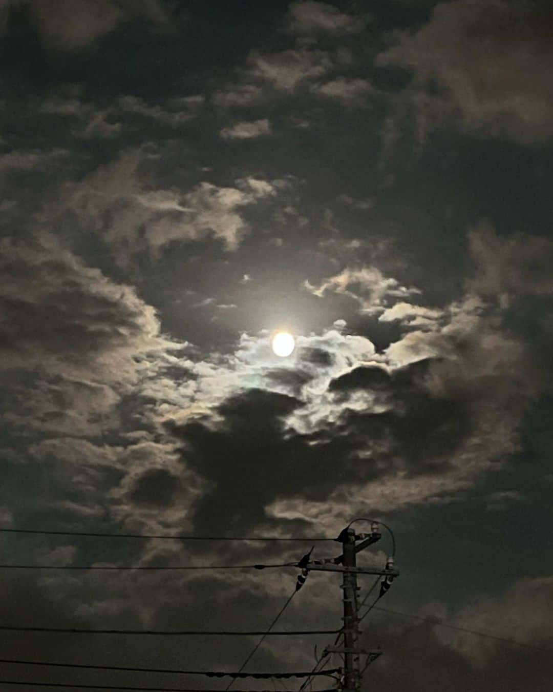 吉沢悠さんのインスタグラム写真 - (吉沢悠Instagram)「． 中秋の名月  満月と重なるのは、次は7年後と言う事です。  2023年は、残り3か月。 美しい月を見ながら、大晦日までやり残しがないように、と思いました。  #中秋の名月 #満月 #十五夜 #お月見」9月30日 7時30分 - hisashi_yoshizawa