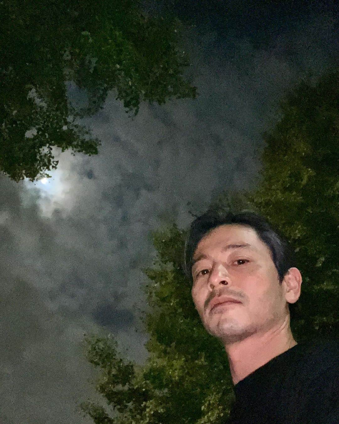 吉沢悠さんのインスタグラム写真 - (吉沢悠Instagram)「． 中秋の名月  満月と重なるのは、次は7年後と言う事です。  2023年は、残り3か月。 美しい月を見ながら、大晦日までやり残しがないように、と思いました。  #中秋の名月 #満月 #十五夜 #お月見」9月30日 7時30分 - hisashi_yoshizawa