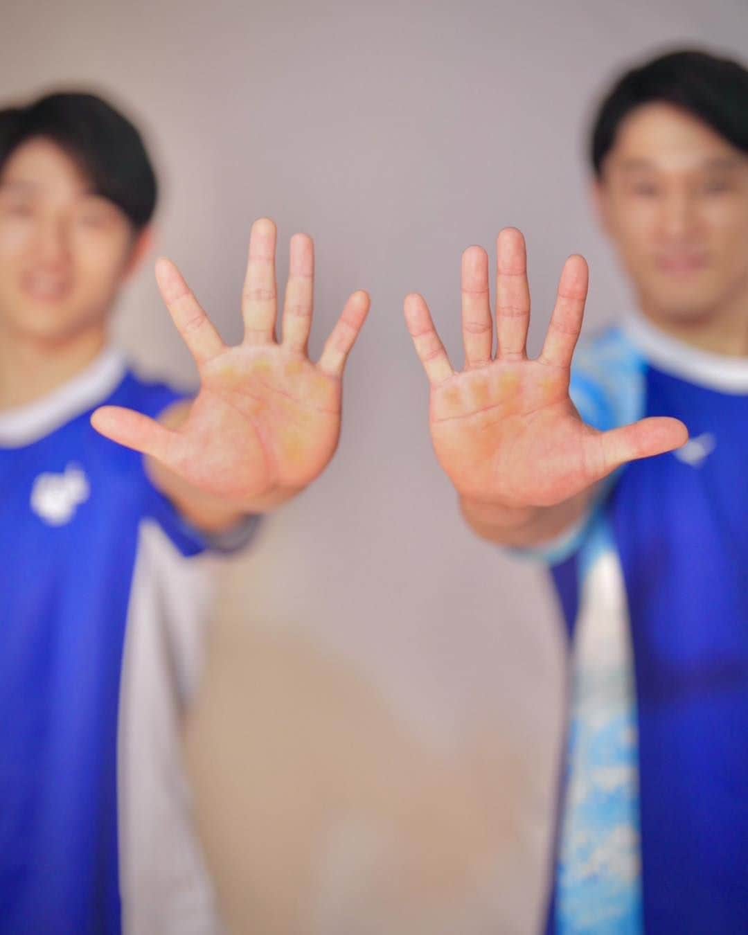 斎藤佑樹さんのインスタグラム写真 - (斎藤佑樹Instagram)「谷川航選手・谷川翔選手に大会前に取材。 兄弟揃って金メダルを取りたいと笑顔でまっすぐ 話してくれました。 体操男子団体総合に続いて個人種目でも メダル獲得おめでとうございます！ ⁡ ⁡ 兄弟揃って日の丸を背負うことができるというのが そもそもとてもすごいことだと思います。 ⁡ ⁡ 家族であり同志でありライバルである関係性。 競技への普段の向き合い方や結果を求める姿勢を 良い方向に導いてくれているんだと感じました。 ⁡ ⁡ お二人の得意種目は違うけれど それもまたいい刺激になってますね！ ⁡ ⁡ 僕も兄の影響で野球を始めましたが 追いつけ追い越せという気持ちで 練習していたのを思い出しました。 ⁡ ⁡ 体操界はやっぱり中国が強い存在ではあるけれど 体操は日本には敵わないという時代を お二人が中心になって築いて欲しいです！ ⁡ ⁡ 連日の激闘本当にお疲れ様でした！ ⁡ ⁡ ⁡ ⁡ ------------------------------ ⁡ アジア大会2023 中国・杭州 9月23日（土）〜10月8日（日） TBS系列で毎日生放送 ⁡ ------------------------------ ⁡ ⁡ ⁡ #谷川航 選手 #谷川翔 選手 #谷川兄弟 #体操  #gymnastics #アジア大会 #asiangames #tbs」9月30日 7時37分 - yuki____saito