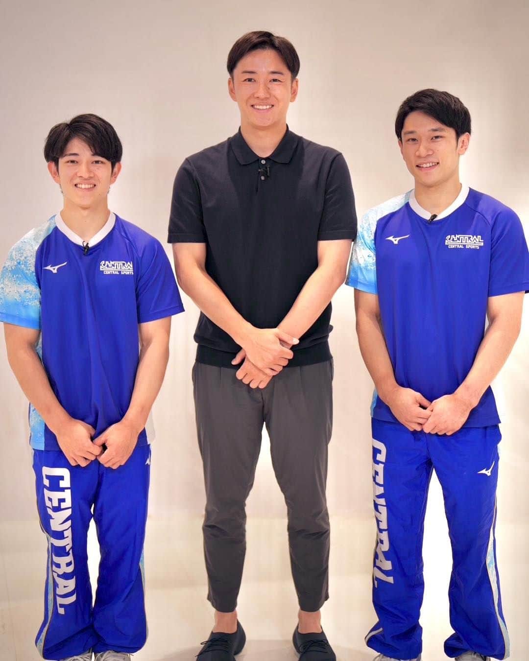 斎藤佑樹さんのインスタグラム写真 - (斎藤佑樹Instagram)「谷川航選手・谷川翔選手に大会前に取材。 兄弟揃って金メダルを取りたいと笑顔でまっすぐ 話してくれました。 体操男子団体総合に続いて個人種目でも メダル獲得おめでとうございます！ ⁡ ⁡ 兄弟揃って日の丸を背負うことができるというのが そもそもとてもすごいことだと思います。 ⁡ ⁡ 家族であり同志でありライバルである関係性。 競技への普段の向き合い方や結果を求める姿勢を 良い方向に導いてくれているんだと感じました。 ⁡ ⁡ お二人の得意種目は違うけれど それもまたいい刺激になってますね！ ⁡ ⁡ 僕も兄の影響で野球を始めましたが 追いつけ追い越せという気持ちで 練習していたのを思い出しました。 ⁡ ⁡ 体操界はやっぱり中国が強い存在ではあるけれど 体操は日本には敵わないという時代を お二人が中心になって築いて欲しいです！ ⁡ ⁡ 連日の激闘本当にお疲れ様でした！ ⁡ ⁡ ⁡ ⁡ ------------------------------ ⁡ アジア大会2023 中国・杭州 9月23日（土）〜10月8日（日） TBS系列で毎日生放送 ⁡ ------------------------------ ⁡ ⁡ ⁡ #谷川航 選手 #谷川翔 選手 #谷川兄弟 #体操  #gymnastics #アジア大会 #asiangames #tbs」9月30日 7時37分 - yuki____saito