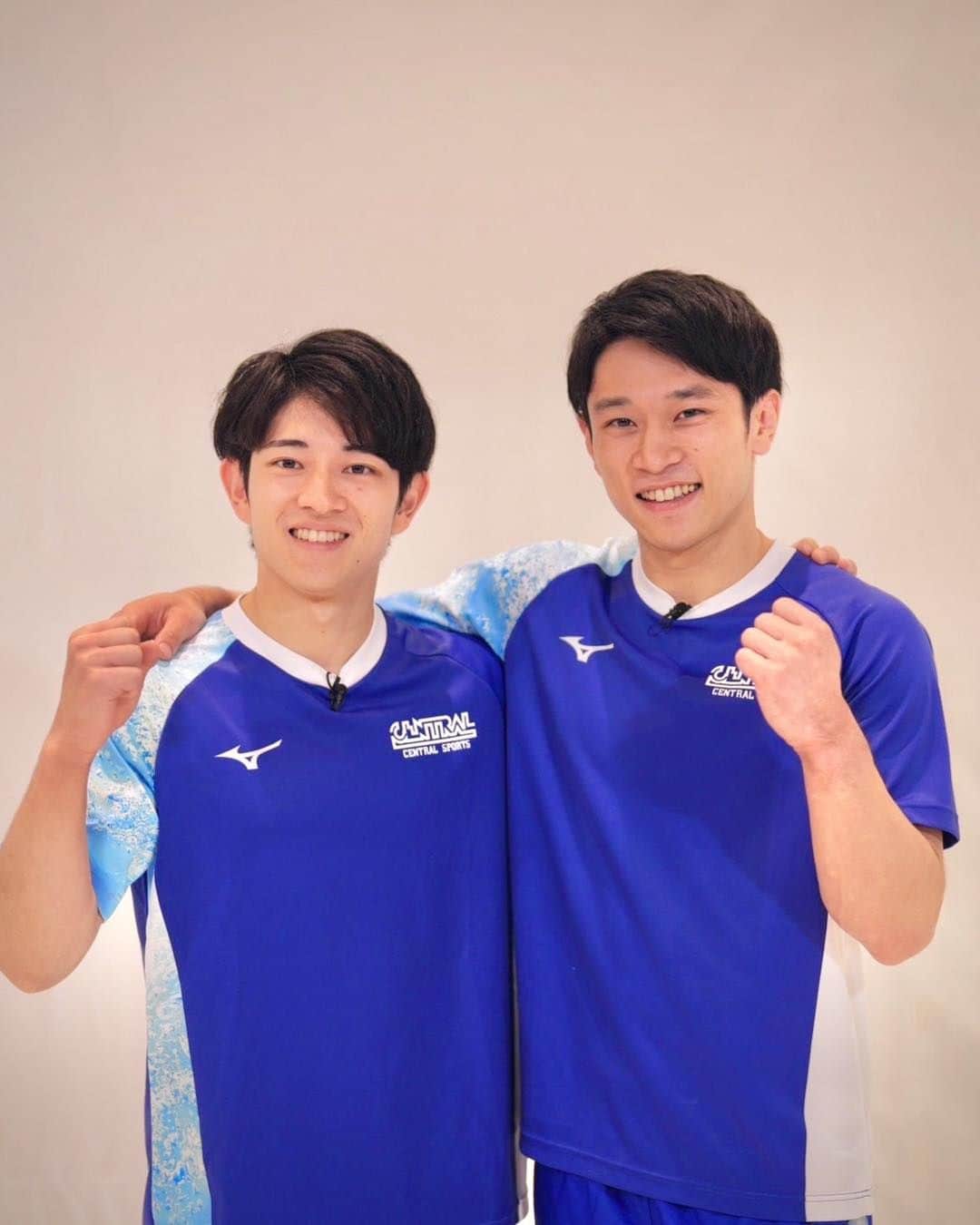 斎藤佑樹さんのインスタグラム写真 - (斎藤佑樹Instagram)「谷川航選手・谷川翔選手に大会前に取材。 兄弟揃って金メダルを取りたいと笑顔でまっすぐ 話してくれました。 体操男子団体総合に続いて個人種目でも メダル獲得おめでとうございます！ ⁡ ⁡ 兄弟揃って日の丸を背負うことができるというのが そもそもとてもすごいことだと思います。 ⁡ ⁡ 家族であり同志でありライバルである関係性。 競技への普段の向き合い方や結果を求める姿勢を 良い方向に導いてくれているんだと感じました。 ⁡ ⁡ お二人の得意種目は違うけれど それもまたいい刺激になってますね！ ⁡ ⁡ 僕も兄の影響で野球を始めましたが 追いつけ追い越せという気持ちで 練習していたのを思い出しました。 ⁡ ⁡ 体操界はやっぱり中国が強い存在ではあるけれど 体操は日本には敵わないという時代を お二人が中心になって築いて欲しいです！ ⁡ ⁡ 連日の激闘本当にお疲れ様でした！ ⁡ ⁡ ⁡ ⁡ ------------------------------ ⁡ アジア大会2023 中国・杭州 9月23日（土）〜10月8日（日） TBS系列で毎日生放送 ⁡ ------------------------------ ⁡ ⁡ ⁡ #谷川航 選手 #谷川翔 選手 #谷川兄弟 #体操  #gymnastics #アジア大会 #asiangames #tbs」9月30日 7時37分 - yuki____saito