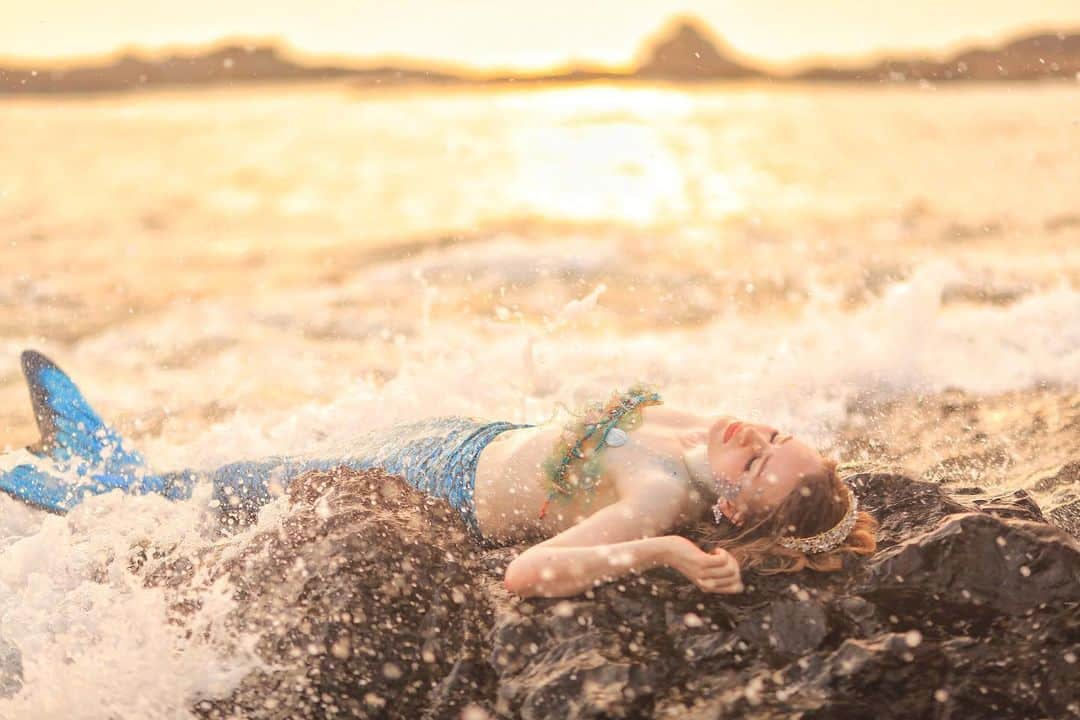 舘林佳史のインスタグラム：「岩場に打ち上げられた人魚🧜‍♀️✨  夕日の人魚が映えました✨  モデル:ファンタジーアーティスト　Ari @ari_amaru   ༚┈❁┈༚༝༝༚┈❁┈༚༝༝༚┈❁┈༚༝༝༚┈❁┈ ༚༝༝༚┈❁┈ . ．   誰でも物語の主人公になれるをキャッチコピーに ドラマや映画の物語のワンシーンの様なDramaticStoryPhotと言う名前で活動作品作りをしています。  大好評のドラマティックフォトのご依頼はこのクオリティーで30000円〜(ほぼ諸経費)で受け賜わっています)^o^(   素敵な作品を一緒に作りたい！コラボレーションしたい 美容師・メイクアップアーティストさん ・服飾デザイナーさんクリエイターさんも随時募集中です✨  お姫様になりたい👸物語の主人公になってみませんか^ ^⁉︎  たった一枚の写真で人生が変わる‼️  ドラマティックフォト撮影に興味がある方撮影依頼 お待ちしてます☺️💓  モデル宣材撮影 コンポジ Book作り プロフィール撮影 ブライダルフォト記念撮影 衣装レンタル 成人式 着物ドレスロケーションフォト スチール サロンモデル撮影 写真集等撮影のご依頼何でもお気軽にお問い合わせDM下さい✨  ༚┈❁┈༚༝༝༚┈❁┈༚༝༝༚┈❁┈༚༝༝༚┈❁┈ ༚༝༝༚┈❁┈ . ． #スタファン撮影会 #人魚 #人魚姫 #アリエル #夕日の海 #作品作り #ドラマティックフォト #ポートレート #ポートレートモデル #撮影会 #撮影会モデル #被写体 #インスタ映えスポット #モデル #モデル募集 #撮影依頼受付中」