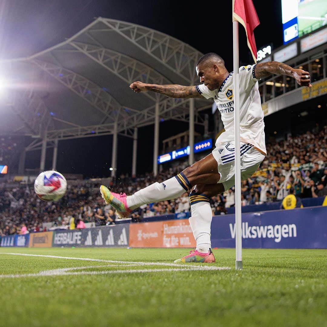 ダグラス・コスタのインスタグラム：「Nos vemos amanhã 🤤 @lagalaxy 💪🏾」
