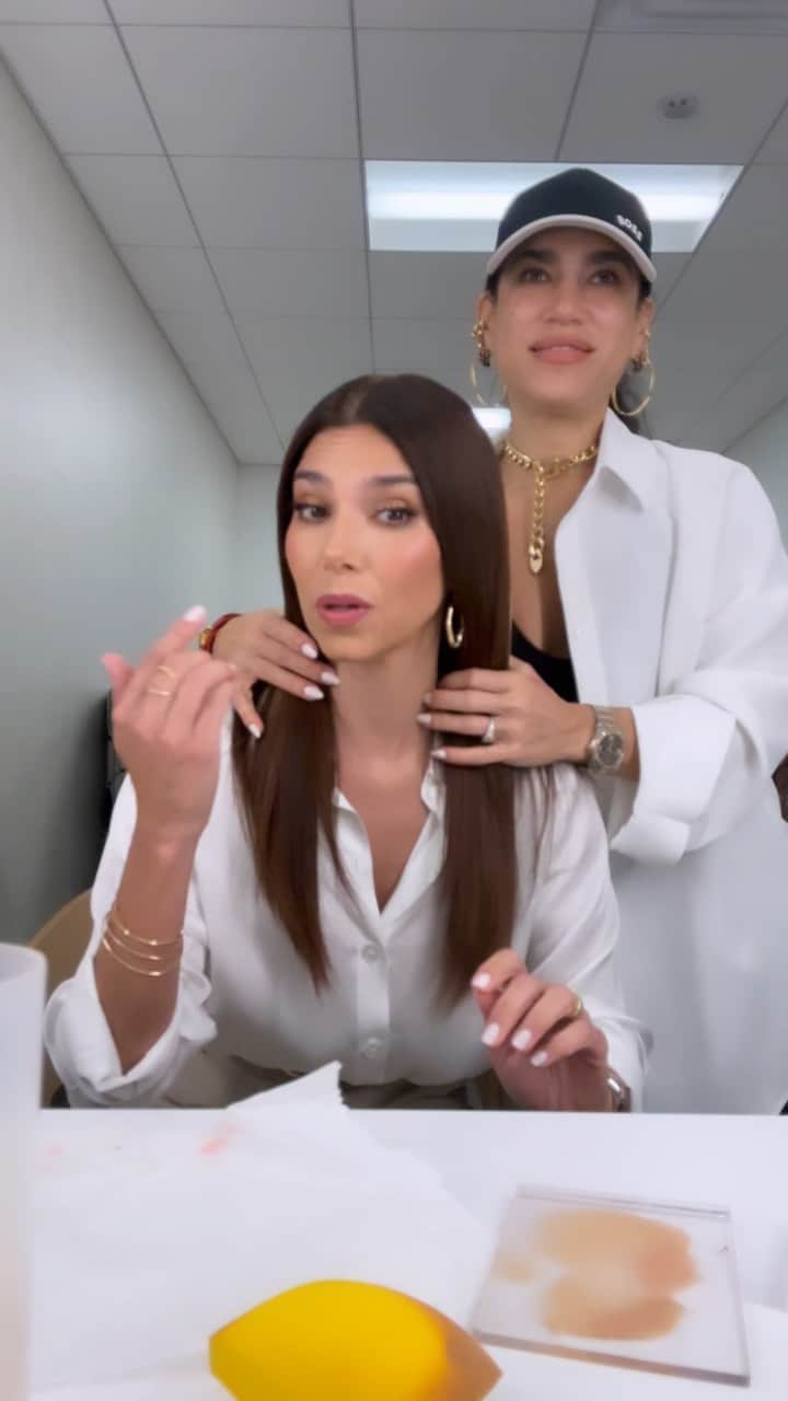のインスタグラム：「Creando looks con @bbellabymillie  Love you Mami!!! 🥰🥰  Aquí seguimos con @miraquienbaila」