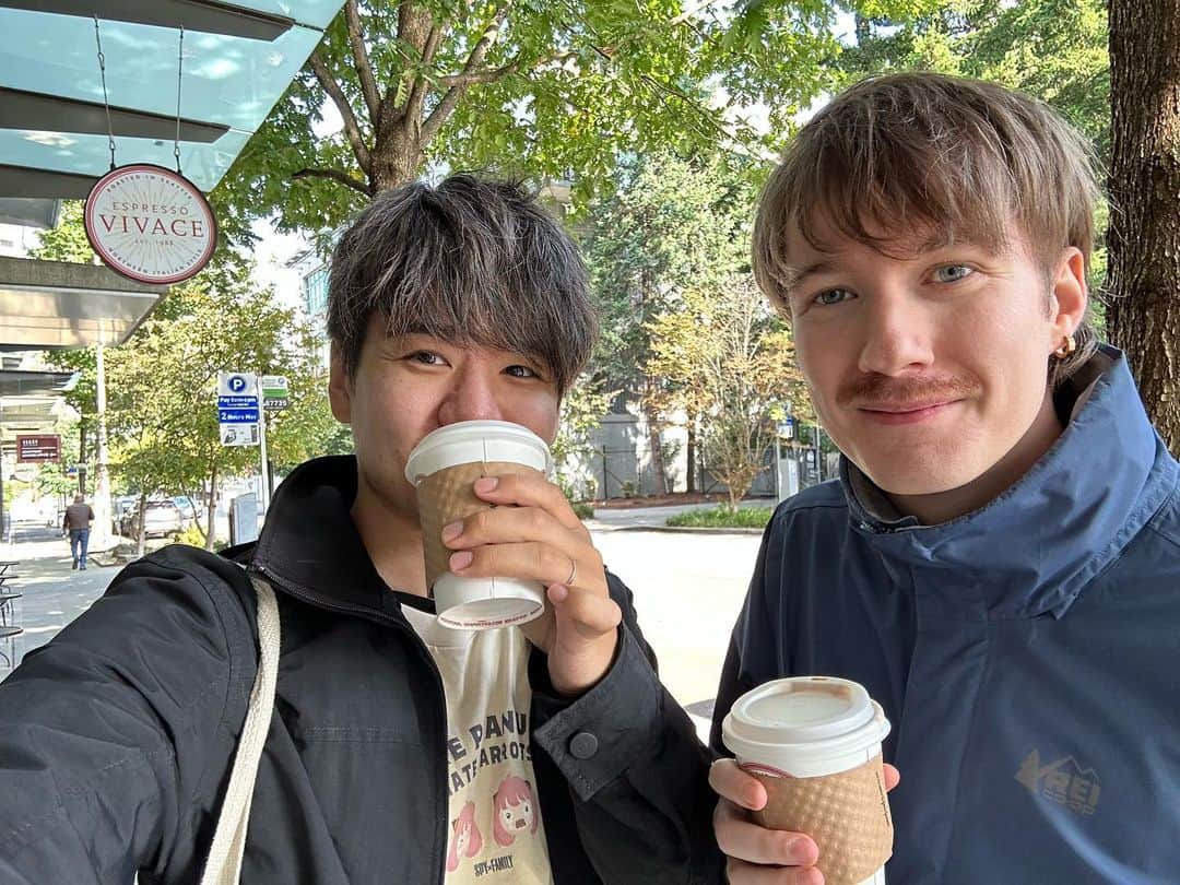 Seigo & Brenさんのインスタグラム写真 - (Seigo & BrenInstagram)「I don’t care if Monday’s blue Tuesday’s grey and Wednesday too Thursday I don’t care about you It’s Friday I’m in love」9月30日 7時46分 - seigoandbren