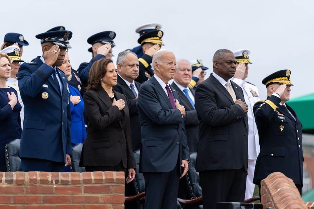 The White Houseさんのインスタグラム写真 - (The White HouseInstagram)「Today, President Biden and Vice President Harris participated in a farewell tribute in honor of General Mark A. Milley, 20th Chairman of the Joint Chiefs of Staff, and an Armed Forces Hail in honor of General Charles Q. Brown, Jr., the 21st Chairman of the Joint Chiefs of Staff.」9月30日 9時00分 - whitehouse