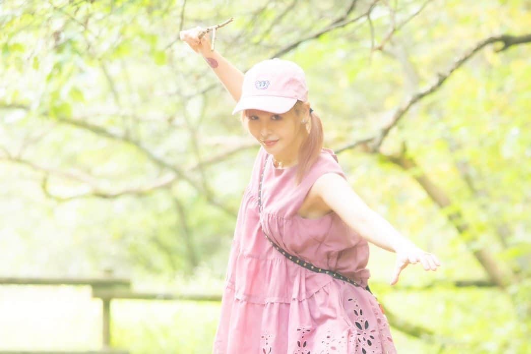 大森靖子さんのインスタグラム写真 - (大森靖子Instagram)「9.12 千ヶ滝  ついに大好きな人との旅行の約束の日がきました…！ もはや旅行会社の気持ちで、絶対にいい旅にしよう、楽しんでもらおう！と計画を練りました。 運転も写真もMasayoさんにお願いしました。感謝感謝です。(しかも道重さんの前で私がいつも通りに話せるようトークを回してくださっていた。神か？) 予約の電話をかなりがんばっていたら、隣で美マネが「そんな電話の受け答えいつできるようになったの…？！」と感動していました、好きな人のためです。  千ヶ滝は30分ほどのハイキングで辿り着く滝なのですが、みんな一緒に登るよーと言ってくださり嬉しかったです。 軽井沢誘致のポスターかな？と道重さんをみて思うなど 真っ黒が好きなはずのスズメバチが、なぜか真っ白な道重さんの周りをクルクルしていて、ハチにもわかるんやなこの美しさと思いながらも、守らなければ！と思いながらも、蜂を刺激してはいけないのですぐ逃げるを選択しました。  途中で、山のパトロールをしている地元の方を見かけたので、「動物はいましたか？クマはでますか？」と尋ねると、「動物がいるかどうか調べています」と返答され、会話があべこべでツボりました。冬には鹿や熊が出るそうです。まだいない、とのことでした。  山を散策しながら歩くのはたのしいです。知らない花を知らないままでも全然愛しいです。 落ちている枝も、千ヶ滝までの小さい滝も、本当に癒されたー  途中で晴れて木漏れびが落ちてきて、景色がパッと変わった瞬間に、道重さんに誕プレでお渡しさせていただいたチークがすごい綺麗に反射して感動しました、超似合ってる…！！！  photo by Masayo」9月30日 7時48分 - omorimori