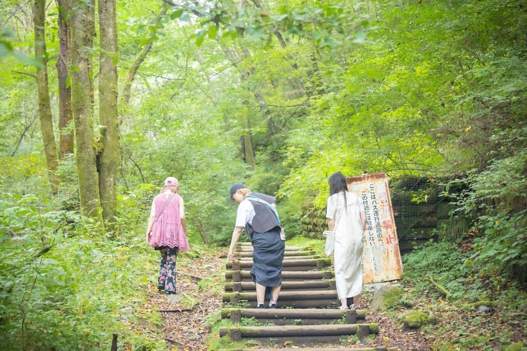 大森靖子さんのインスタグラム写真 - (大森靖子Instagram)「9.12 千ヶ滝  ついに大好きな人との旅行の約束の日がきました…！ もはや旅行会社の気持ちで、絶対にいい旅にしよう、楽しんでもらおう！と計画を練りました。 運転も写真もMasayoさんにお願いしました。感謝感謝です。(しかも道重さんの前で私がいつも通りに話せるようトークを回してくださっていた。神か？) 予約の電話をかなりがんばっていたら、隣で美マネが「そんな電話の受け答えいつできるようになったの…？！」と感動していました、好きな人のためです。  千ヶ滝は30分ほどのハイキングで辿り着く滝なのですが、みんな一緒に登るよーと言ってくださり嬉しかったです。 軽井沢誘致のポスターかな？と道重さんをみて思うなど 真っ黒が好きなはずのスズメバチが、なぜか真っ白な道重さんの周りをクルクルしていて、ハチにもわかるんやなこの美しさと思いながらも、守らなければ！と思いながらも、蜂を刺激してはいけないのですぐ逃げるを選択しました。  途中で、山のパトロールをしている地元の方を見かけたので、「動物はいましたか？クマはでますか？」と尋ねると、「動物がいるかどうか調べています」と返答され、会話があべこべでツボりました。冬には鹿や熊が出るそうです。まだいない、とのことでした。  山を散策しながら歩くのはたのしいです。知らない花を知らないままでも全然愛しいです。 落ちている枝も、千ヶ滝までの小さい滝も、本当に癒されたー  途中で晴れて木漏れびが落ちてきて、景色がパッと変わった瞬間に、道重さんに誕プレでお渡しさせていただいたチークがすごい綺麗に反射して感動しました、超似合ってる…！！！  photo by Masayo」9月30日 7時48分 - omorimori