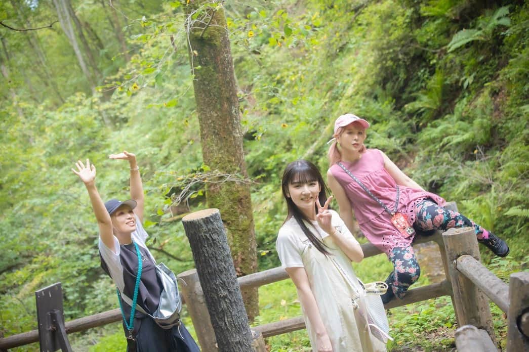 大森靖子のインスタグラム：「9.12 千ヶ滝  ついに大好きな人との旅行の約束の日がきました…！ もはや旅行会社の気持ちで、絶対にいい旅にしよう、楽しんでもらおう！と計画を練りました。 運転も写真もMasayoさんにお願いしました。感謝感謝です。(しかも道重さんの前で私がいつも通りに話せるようトークを回してくださっていた。神か？) 予約の電話をかなりがんばっていたら、隣で美マネが「そんな電話の受け答えいつできるようになったの…？！」と感動していました、好きな人のためです。  千ヶ滝は30分ほどのハイキングで辿り着く滝なのですが、みんな一緒に登るよーと言ってくださり嬉しかったです。 軽井沢誘致のポスターかな？と道重さんをみて思うなど 真っ黒が好きなはずのスズメバチが、なぜか真っ白な道重さんの周りをクルクルしていて、ハチにもわかるんやなこの美しさと思いながらも、守らなければ！と思いながらも、蜂を刺激してはいけないのですぐ逃げるを選択しました。  途中で、山のパトロールをしている地元の方を見かけたので、「動物はいましたか？クマはでますか？」と尋ねると、「動物がいるかどうか調べています」と返答され、会話があべこべでツボりました。冬には鹿や熊が出るそうです。まだいない、とのことでした。  山を散策しながら歩くのはたのしいです。知らない花を知らないままでも全然愛しいです。 落ちている枝も、千ヶ滝までの小さい滝も、本当に癒されたー  途中で晴れて木漏れびが落ちてきて、景色がパッと変わった瞬間に、道重さんに誕プレでお渡しさせていただいたチークがすごい綺麗に反射して感動しました、超似合ってる…！！！  photo by Masayo」