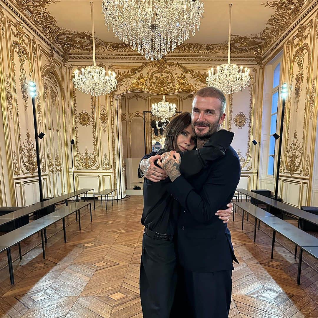 のインスタグラム：「The calm after the storm 🤍 we are so proud of you as always… Once again you out do even your high standards x we love you x @victoriabeckham @brooklynpeltzbeckham @romeobeckham @cruzbeckham #HarperSeven 🔥」
