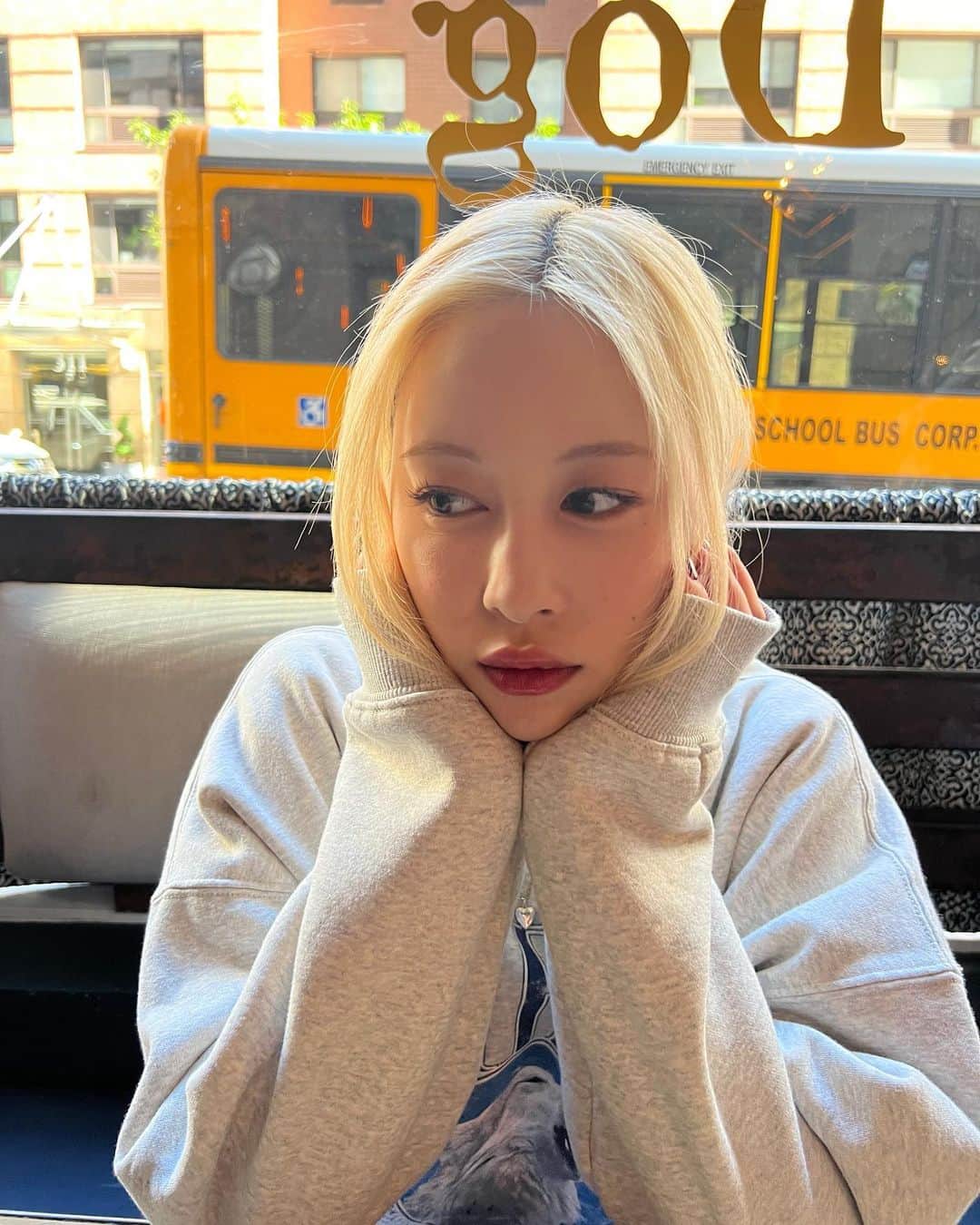 ダヨンのインスタグラム：「☕️」