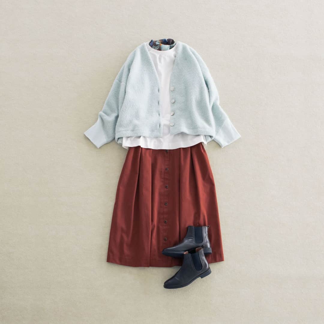 北欧、暮らしの道具店さんのインスタグラム写真 - (北欧、暮らしの道具店Instagram)「新色 "レッドブラウン" が登場！ 並んだボタンにときめくスカート  - - - - - - - - - - - - - - - - -  昨年ご好評いただいたこちらのスカートに、 新色「レッドブラウン」が仲間入り。 深みのある赤と栗色を混ぜ合わせたような、 こっくりした色合いです。  定番の「ブラック」も再登場。 シーンを選ばずコーディネートに困らない、 絶対の安心感をくれるカラーです。  サイズは、SとMの2サイズをご用意しました。  ポイントはもちろん、縦一列に並んだボタン。 ポイントにしつつ、柄物のトップスにも 気兼ねなく合わせられるように、 生地に馴染む色を選びました。  しっとりした艶があり、 光が当たるとほのかにキラリ。 自分だけにわかる一瞬の光に ときめいてしまいます。  重たい印象になりそうなブラックも、 一列に並んだボタンの効果で スラリとした印象に。  シルエットはAライン。 生地をたっぷり使っているのに 着心地は軽やか。  ふくらはぎが隠れる少し長めの丈が、 大人っぽい印象に仕上げてくれます。  フロントには広めのタックを入れました。 腰回りがすっきりと、そして きちんとして見えるデザインです。  後ろのみゴム仕様。 内側の紐をキュっと絞って結ぶと、 よりフィットするサイズ・着心地に 調整できるようになっています。  生地は、冬になってもメインで着られるように、 少し厚みのあるものを選びました。  裏地付きだから、厚手のタイツを 合わせた時も足運びが軽やかですよ。  秋冬らしい装いを楽しめる、 上品でキュートな一着です◎ . ーーー 掲載のアイテムはこちら▼ ーーー . ☑︎スッキリ見えが叶うフロントボタンのロングスカート . 🎁「クラシ手帳2024」プレゼントキャンペーン実施中！お買いものいただいた方に、当店オリジナルの手帳を無料でお届けいたします。 . ▶︎ プロフィールのリンクから、お値段・サイズなど詳しい情報をご覧いただけますよ。→@hokuoh_kurashi . #KURASHIandTripsPUBLISHING#スカート#ロングスカート#秋服#fashion#coordinate#ファッション#秋コーデ#コーデ#コーディネート#シンプルコーデ#今日のコーデ#お買い物#お買いもの#シンプル#シンプルライフ#シンプルデザイン#暮らしを楽しむ#日々の暮らし #北欧#暮らし#北欧暮らしの道具店」9月30日 8時01分 - hokuoh_kurashi