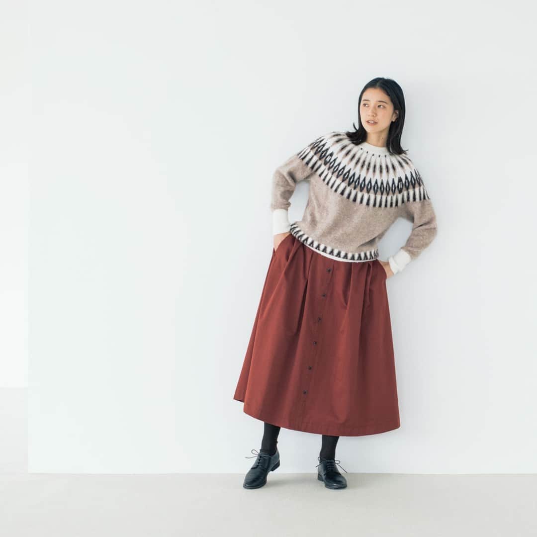 北欧、暮らしの道具店さんのインスタグラム写真 - (北欧、暮らしの道具店Instagram)「新色 "レッドブラウン" が登場！ 並んだボタンにときめくスカート  - - - - - - - - - - - - - - - - -  昨年ご好評いただいたこちらのスカートに、 新色「レッドブラウン」が仲間入り。 深みのある赤と栗色を混ぜ合わせたような、 こっくりした色合いです。  定番の「ブラック」も再登場。 シーンを選ばずコーディネートに困らない、 絶対の安心感をくれるカラーです。  サイズは、SとMの2サイズをご用意しました。  ポイントはもちろん、縦一列に並んだボタン。 ポイントにしつつ、柄物のトップスにも 気兼ねなく合わせられるように、 生地に馴染む色を選びました。  しっとりした艶があり、 光が当たるとほのかにキラリ。 自分だけにわかる一瞬の光に ときめいてしまいます。  重たい印象になりそうなブラックも、 一列に並んだボタンの効果で スラリとした印象に。  シルエットはAライン。 生地をたっぷり使っているのに 着心地は軽やか。  ふくらはぎが隠れる少し長めの丈が、 大人っぽい印象に仕上げてくれます。  フロントには広めのタックを入れました。 腰回りがすっきりと、そして きちんとして見えるデザインです。  後ろのみゴム仕様。 内側の紐をキュっと絞って結ぶと、 よりフィットするサイズ・着心地に 調整できるようになっています。  生地は、冬になってもメインで着られるように、 少し厚みのあるものを選びました。  裏地付きだから、厚手のタイツを 合わせた時も足運びが軽やかですよ。  秋冬らしい装いを楽しめる、 上品でキュートな一着です◎ . ーーー 掲載のアイテムはこちら▼ ーーー . ☑︎スッキリ見えが叶うフロントボタンのロングスカート . 🎁「クラシ手帳2024」プレゼントキャンペーン実施中！お買いものいただいた方に、当店オリジナルの手帳を無料でお届けいたします。 . ▶︎ プロフィールのリンクから、お値段・サイズなど詳しい情報をご覧いただけますよ。→@hokuoh_kurashi . #KURASHIandTripsPUBLISHING#スカート#ロングスカート#秋服#fashion#coordinate#ファッション#秋コーデ#コーデ#コーディネート#シンプルコーデ#今日のコーデ#お買い物#お買いもの#シンプル#シンプルライフ#シンプルデザイン#暮らしを楽しむ#日々の暮らし #北欧#暮らし#北欧暮らしの道具店」9月30日 8時01分 - hokuoh_kurashi