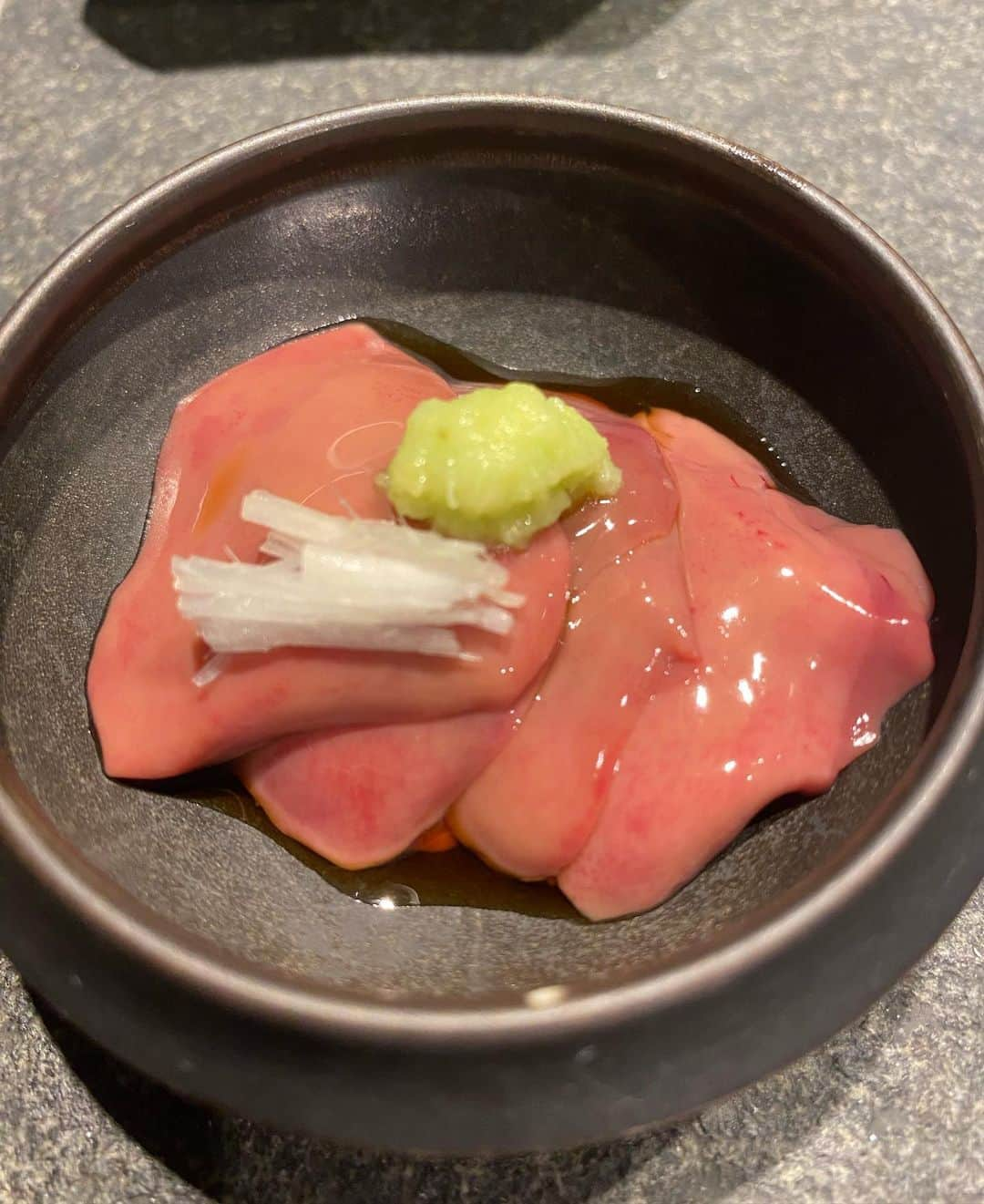 岡田祐佳さんのインスタグラム写真 - (岡田祐佳Instagram)「焼き鳥の「とり澤」さん  焼き鳥 串物が好きな私ですがとり澤さんは初めて♡  行く機会は過去に多々あったのですが なかなかタイミングが合わず😭  今回数少ない親友 Kに急遽声かくてもらいお邪魔することが出来ました✨👏  感謝しかない🙏 ありがとう😊  まず最初ササミから…  出てくるん早っ！  しかもうまっ❣️  て、なったんだけど テンポよく出てくる焼き鳥達（2時間時待ってるので。）  うちら2人よく話すから トークに夢中？になり 焼き鳥に集中出来なかった😖💧て、言うのが正直な気持ち。  せっかく焼き手の葛城さんが美味しく焼いて提供してくれてるのに うちらだけトークが止まらん💦  ま、話したいことがあり会ってるんだけどね(笑)  それでも、美味しいんだから、次は焼鳥に集中して食べに来ると誓いました(笑)  あと、最後の〆まで食べれないのが心残り。  私の胃袋のバカたれ👊  でもね、スープなら飲めます？て葛城さんが出して下さり、心づかいに感謝🙏  最近焼き鳥が好きな結実と次来るぞ！てリピるリストに入れました♥️   #とり澤  #焼き鳥 # #リピる #喋りすぎ #予約困難 #よう予約 #ササミ #レバー  #ちょうちん #銀杏 #もも #全部好き #でもレバーが一番好き #ズッキーニ も大好き  #仲良しすぎる人と行くと美味しい食べ物の食べ時を逃す #でも仲良しとしか出かけないしご飯なんて行かない #人見知り  #実はw」9月30日 8時10分 - yukachin719