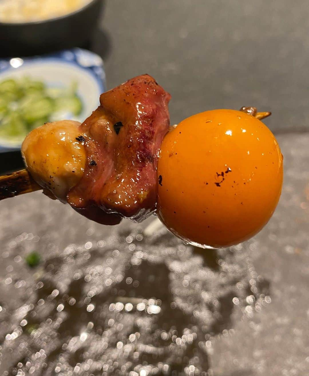 岡田祐佳さんのインスタグラム写真 - (岡田祐佳Instagram)「焼き鳥の「とり澤」さん  焼き鳥 串物が好きな私ですがとり澤さんは初めて♡  行く機会は過去に多々あったのですが なかなかタイミングが合わず😭  今回数少ない親友 Kに急遽声かくてもらいお邪魔することが出来ました✨👏  感謝しかない🙏 ありがとう😊  まず最初ササミから…  出てくるん早っ！  しかもうまっ❣️  て、なったんだけど テンポよく出てくる焼き鳥達（2時間時待ってるので。）  うちら2人よく話すから トークに夢中？になり 焼き鳥に集中出来なかった😖💧て、言うのが正直な気持ち。  せっかく焼き手の葛城さんが美味しく焼いて提供してくれてるのに うちらだけトークが止まらん💦  ま、話したいことがあり会ってるんだけどね(笑)  それでも、美味しいんだから、次は焼鳥に集中して食べに来ると誓いました(笑)  あと、最後の〆まで食べれないのが心残り。  私の胃袋のバカたれ👊  でもね、スープなら飲めます？て葛城さんが出して下さり、心づかいに感謝🙏  最近焼き鳥が好きな結実と次来るぞ！てリピるリストに入れました♥️   #とり澤  #焼き鳥 # #リピる #喋りすぎ #予約困難 #よう予約 #ササミ #レバー  #ちょうちん #銀杏 #もも #全部好き #でもレバーが一番好き #ズッキーニ も大好き  #仲良しすぎる人と行くと美味しい食べ物の食べ時を逃す #でも仲良しとしか出かけないしご飯なんて行かない #人見知り  #実はw」9月30日 8時10分 - yukachin719