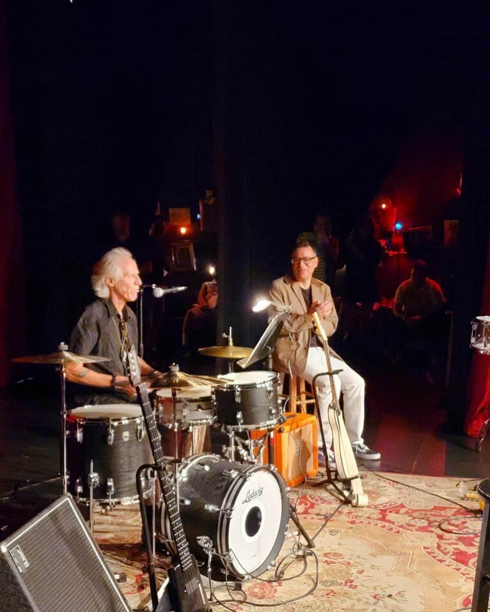 フレッド・アーミセンのインスタグラム：「John Densmore playing my @revival_drum_shop Revette drums!  I can’t believe it. Started off with the intro to Break On Through To The Other Side. He played beautifully and even read a passage from his most recent book while drumming. An amazing night all around at @largolosangeles. Thank you @juddapatow @sabinasciubbaofficial @johndensmore and #adamsandler.  Photo credit: @mgriffee」