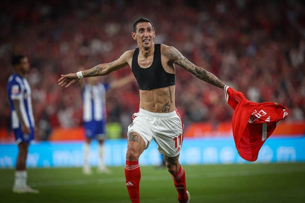 アンヘル・ディ・マリアのインスタグラム：「Los clásicos no se juegan, SE GANAN ❤️⚽️. Vamos BENFICA 🦅❤️. Un gran triunfo. Felicitaciones a todo el equipo a todos los hinchas por que hoy ganamos todos. Hoy ganó el Benfica ❤️❤️❤️❤️❤️」