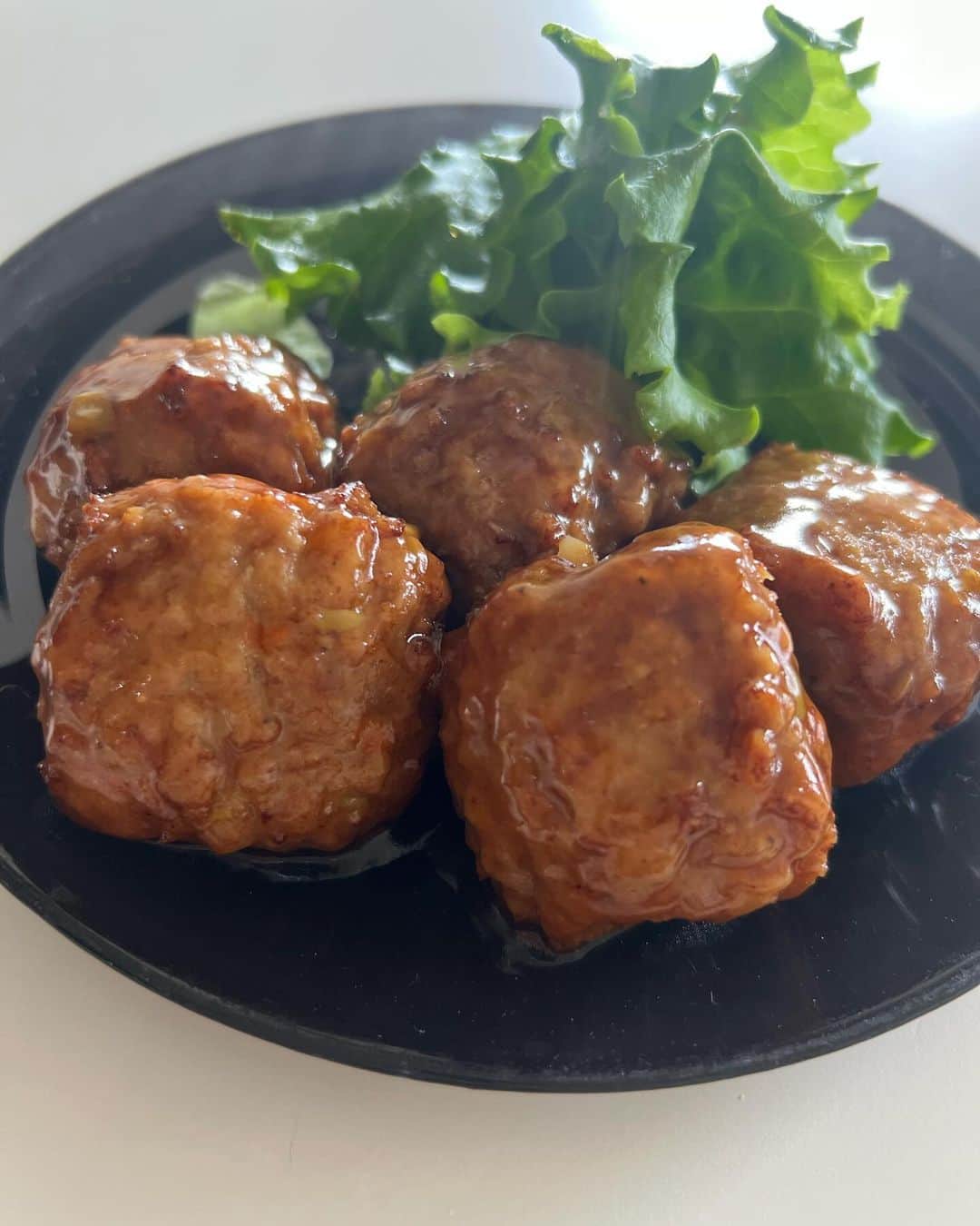 宮田綾子さんのインスタグラム写真 - (宮田綾子Instagram)「毎月恒例🍽️ SL Creationsさんのおかず🥢 黒酢餡の肉団子大好き！団子も大きくて食べ応えありました！ 今月は中華をメインに注文してみたよ🥟  SL Creationsの商品は化学的合成添加物を使用していなくて、どれも温めるだけ、オーブンで焼くだけ、和えるだけなど超簡単🍽️ 家ではなかなか難しいメニューを1人分だけとか少量でもさっと食べられるのが嬉しい♩冷凍庫にストックしてます😋 来月の注文も何にしようかなと楽しみに見てます  @slcreations_official  #slcreations #安心安全 #冷凍食品 #無添加 #slcreationsのある暮らし #PR  #簡単時短 #エスエルクリエーションズ #ごちそう冷食 #おうちごはん #レンチン #ひとりごはん #お弁当おかず」9月30日 8時12分 - ayako__miyata