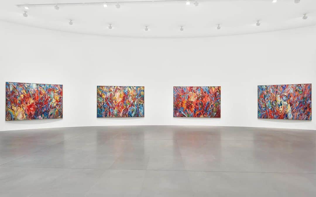 のインスタグラム：「"August," an exhibition of new large-scale paintings and works on paper by Sabine Moritz (@sabine_moritz_r), is now on view at Gagosian, Rome. This is the artist’s first exhibition with Gagosian and her first in Italy.  In Moritz’s new canvases, dense arrays of overlapping brushstrokes are allied with chromatic contrasts to embody an intense visual freedom. Applying paint vigorously and in layers—sometimes as impasto, which she then scrapes back to imbue her surfaces with a varied texture—she often favors the collision of shapes and hues over compositional harmony but retains a visual rhythm throughout. Follow the link in our bio to learn more.  ___________ #SabineMoritz #Gagosian Installation views, "Sabine Moritz: August," Gagosian, Rome, September 22–November 11, 2023. Artwork © Sabine Moritz. Photos: Matteo D'Eletto」