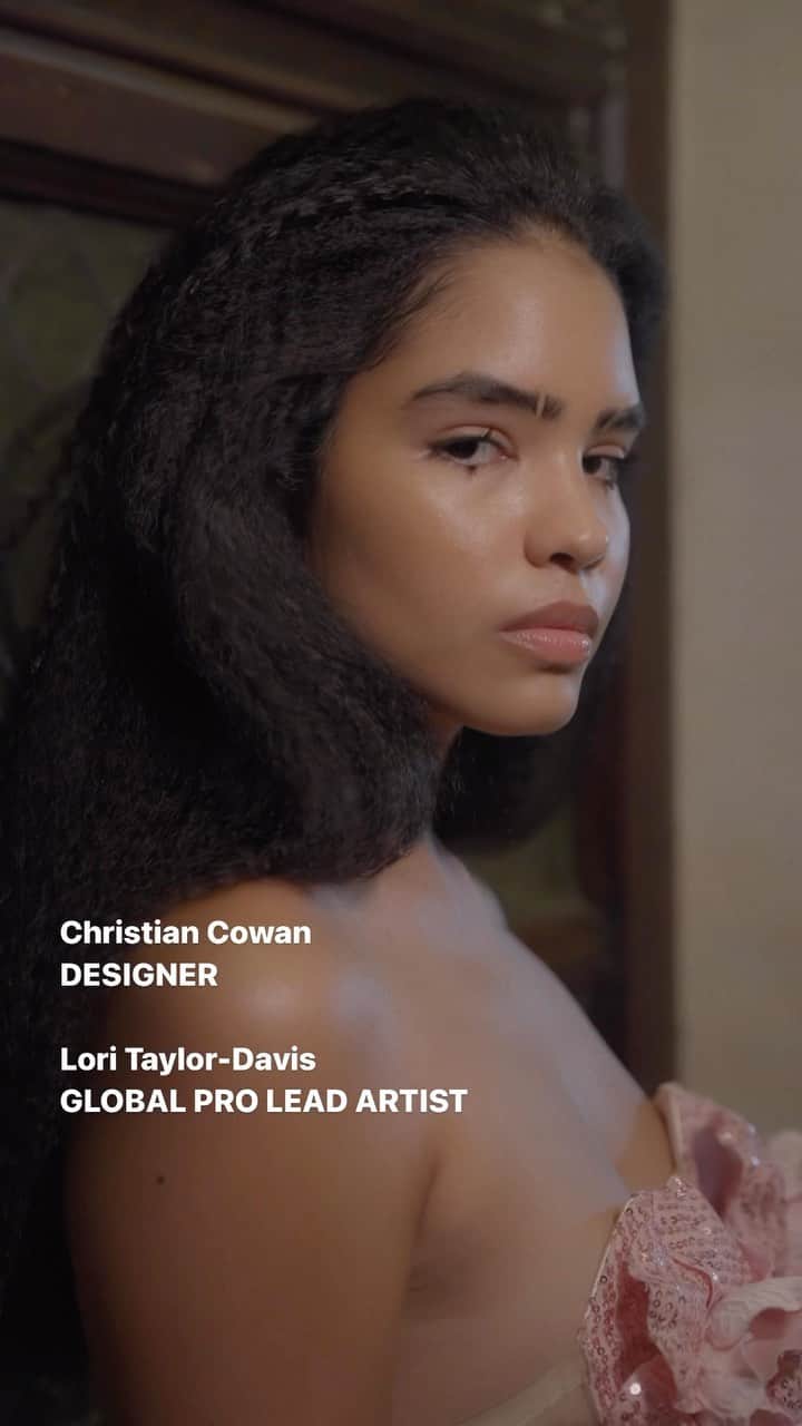 Smashboxのインスタグラム：「On a scale from one to iconic, the @christiancowan Spring 2024 show was extremely iconic (the makeup was cool too ☺️) Shop the makeup + Christian Cowan palette (coming soon!!!) at smashbox.com #SBXBackstage #PFW」