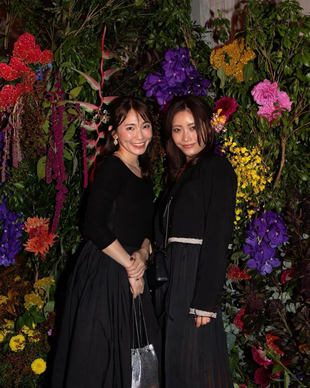 shizuka.watanabeのインスタグラム：「💐💐💐  サンジョルディフラワーズザ・デコレーターが20周年を迎え、素敵なパーティーに読んで頂きました♡♡♡  東京店は恵比寿にあり、全国7店舗。 フラワーデコレーターがお客様の希望に合わせてお花を仕上げてくれるお店だよ！ 結婚式やイベントなどの装飾もしているそう🤍  お花の香りに包まれる会場では ゲストの方々にコーディネーターさんがお花を付けてくれたり♪  目の前で作られてく大きなお花のオブジェを見たり♡♡♡  お祝いの時に私も　@saint_jordi_flowers　でお花仕上げてもらいたい〜💐  あさみちゃん一緒に行ってくれてありがとーう！  #thetenderhouse @thetenderhouse_dining #saintjordiflowers #flower #party #flowerparty #dress」