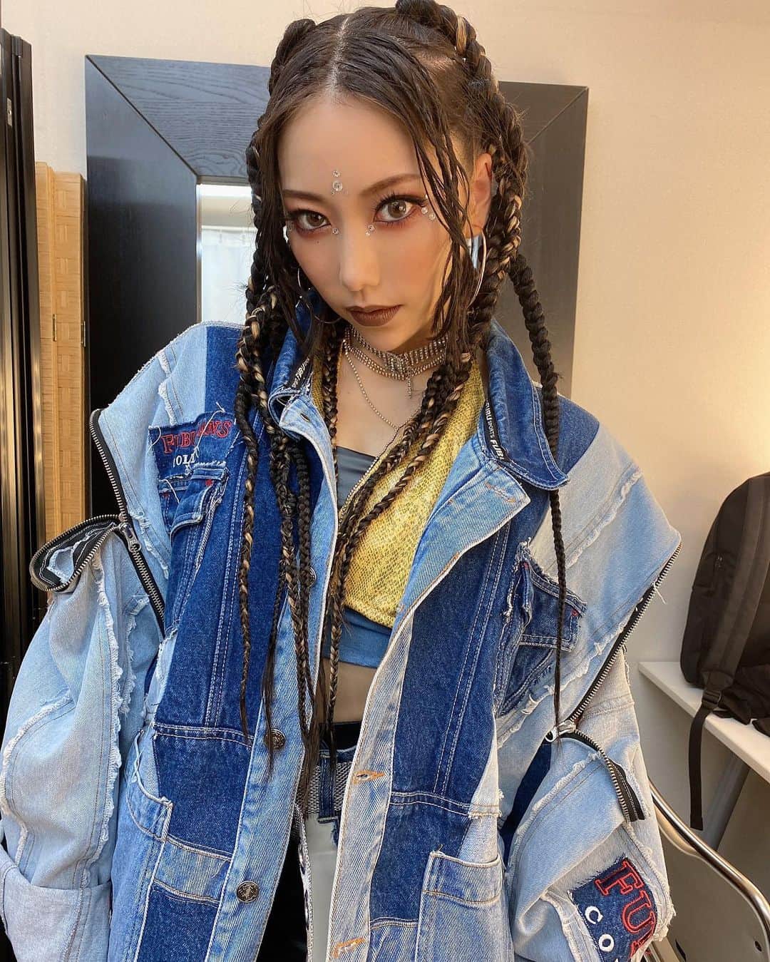 のインスタグラム：「🐍  #japanesegirl #asiagirl #y2k #bodymake  #streetstyle #music」