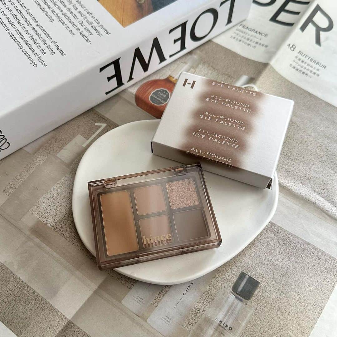 marikoのインスタグラム：「＊ . @hince_official_jp   All-Round Eye Palette オールラウンドアイパレット  02 Late Autumn ¥2750  一つのパレットでチーク、ライン、ブロウにも使える！ コンパクトサイズでポーチにも入れやすい⸜❤︎⸝  重ね塗りで色みが変わるからいろんな使い方できるよ✿॰ॱ  秋メイクが楽しい🍂  . ＊ #PR#hince#ヒンス#韓国コスメ#コスメ紹介#コスメレポ」
