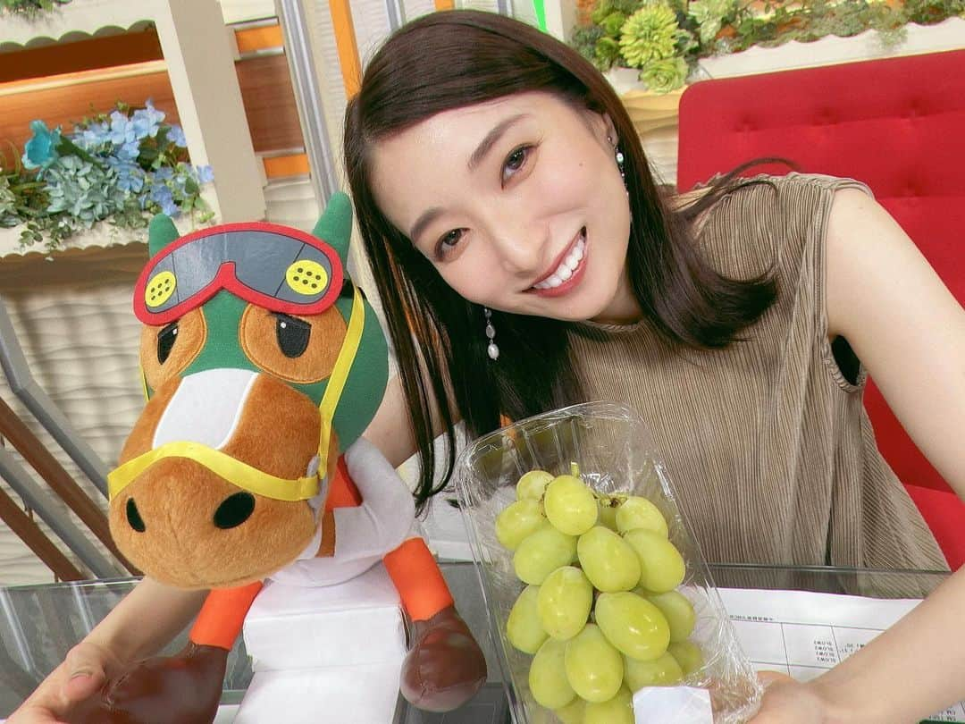 山田桃子のインスタグラム：「10月🍇 .  先日、 スタジオでの生放送中。  シャインマスカットが現れた！  んーーー！ スタッフさんの粋な差し入れ💚 ありがとうございます！  驚くほどの甘さと、 みずみずしさに、 お口の中は大幸せ✨  ハッピーラッキーな1日でした🍇  さ、もう10月！ 秋の味覚を味わっていこ♡  . #秋の味覚 #シャインマスカット #食欲の秋 #フルーツ #hllspd  #南関東競馬 #競馬女子  #ウマジョ #競馬 #キャスター #フリーアナウンサー #山田桃子」