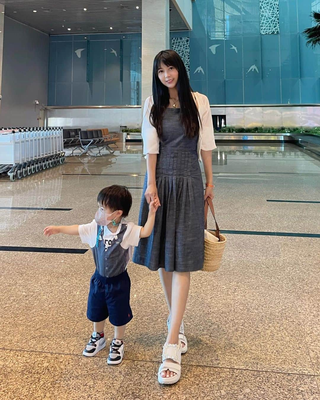 Miniさんのインスタグラム写真 - (MiniInstagram)「中秋節快樂🎑 一家人能聚在一起，就是最幸福的事🥰🥰🥰 自從有了前世情人，每次出門都要和他親子裝，趁孩子還小能讓人隨意打扮時儘量穿😂」9月30日 19時10分 - minimini0630