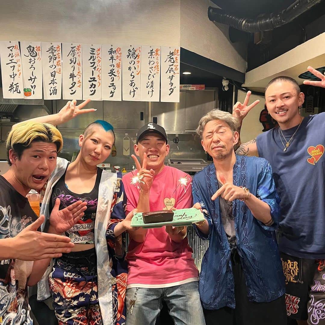 コンボイのインスタグラム：「今月も沢山のご来店ありがとうございました🔥  来月もギャンギャンいくんで、よろしくおなしゃす🔥  てな感じで、今日は我らがカイCEOの誕生日🎂 マングウ&レンも今月誕生日でした🎂  今年も合同誕生日会出来て良かった🎊  改めて3人ともおめでとうございやしたっ🍾  3人の1年に最高の幸あれ🙏」