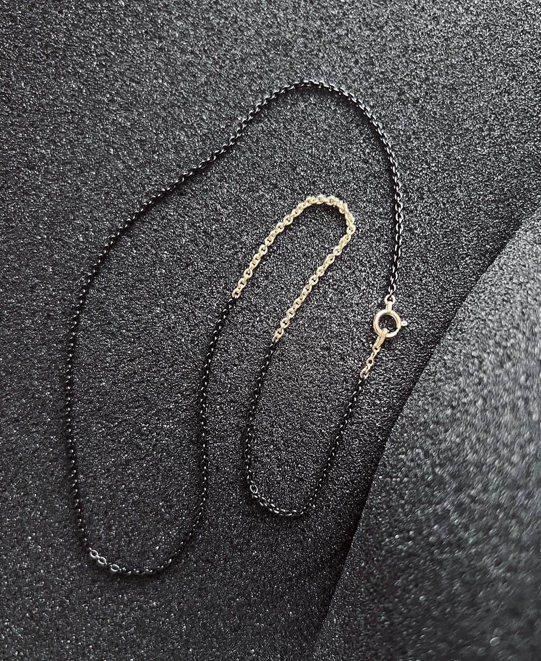 アーカーのインスタグラム：「Anchor Chain 2Colors Necklace Available at fivethirtypark.com✔️  #530park #fivethirtypark #mensjewelry #unisexjewelry #unisex #GenderNeutralJewelry #jewelry #jewellery #finejewelry #ファイブサーティパーク #ユニセックスジュエリー #メンズジュエリー」