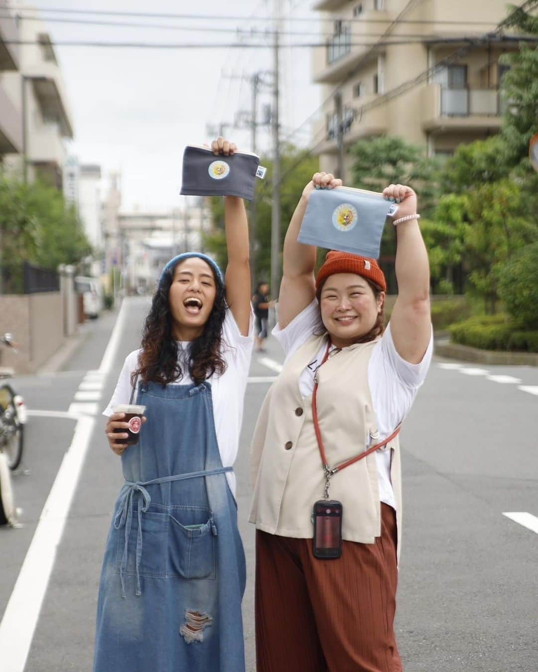 優宇のインスタグラム：「_ こちらのグッズのデザインをしてくれたのはmino🌈ありがとう！ファンの方からレスラー関係者の皆さんからも手に取ってくださったこのポーチ、すっかり完売です🫢この売り上げの一部は非営利保護動物団体様に物資として寄付させていただく予定です。もちろんその時はSNSでご報告させていただきます🙇‍♀️わたしもminoもおなじ、どうぶつ関係の専門学校の卒業生。今でも動物がだいすき🫶 どうぶつには関係のない環境にいても何かしたいと思ってたからminoとまたこうして何かをつくることができるのは凄く嬉しい。彼女が描くどうぶつの表情が大好きなの🥺💓 @sun.sun_rainbow ✅」