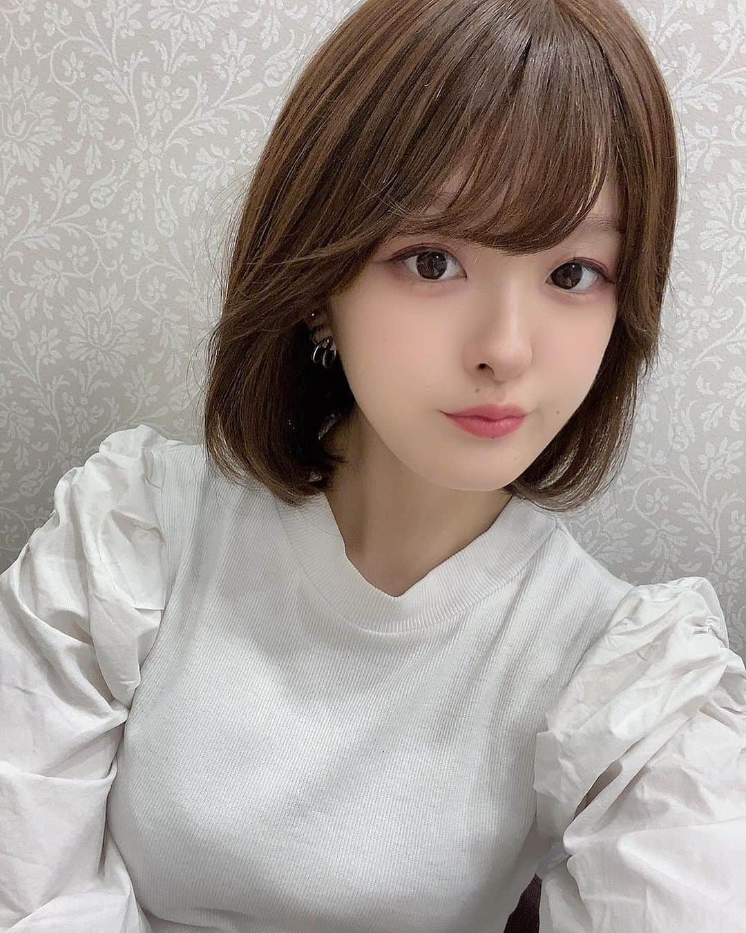 AQUADOLL アクアドールウィッグのインスタグラム：「こんにちは🧸🎀 AQUADOLL 梅田サロン 松下です🌟‪𓂃 𓈒𓏸 . 今回は、梅田サロンオリジナルウィッグをご紹介致します🫶 . ↓今回のウィッグは❔↓ ︎✿pwm00B ✿Sサイズ ︎✿CBRM ✿￥77,800(税込) . . 人毛MIXの中では2番目に明るいお色♥ 今回のスタイルは、、 "オルチャンボブ✂️" 安定の"シースルーバング×サイドバング"の韓国スタイル🇰🇷💁🌟 . 韓ドル(韓国アイドル)みたいなスタイルを楽しみませんか( '-'🫶🏻) . "どんな時でも可愛いを作りませんか？🤝 . 現品限りの1点ものです❕ 良いなと思ってくださったらお早めに🏃‍♂️ 梅田サロンにてお待ちしておりますっ🏃‍♂️ いいね👍と保存お願いしますっっ🐻🌷 . . #AQUADOLL#アクアドール#アクアドールヴィーナス#アクアドールウィッグ#医療用ウィッグ#ウィッグ#wig#カツラ #かつら#ウィッグ生活#抗がん剤#抗がん剤治療#副作用#乳がん#がん#がん患者#脱毛症#円形脱毛 #円形脱毛症#自己免疫患者#多発性脱毛症#薄毛#抜毛症 #量産型おたく #かわちぃ  #可愛いは作れる #オルチャンボブ  #羽バング  #シースルーバング  #推しウィッグ」