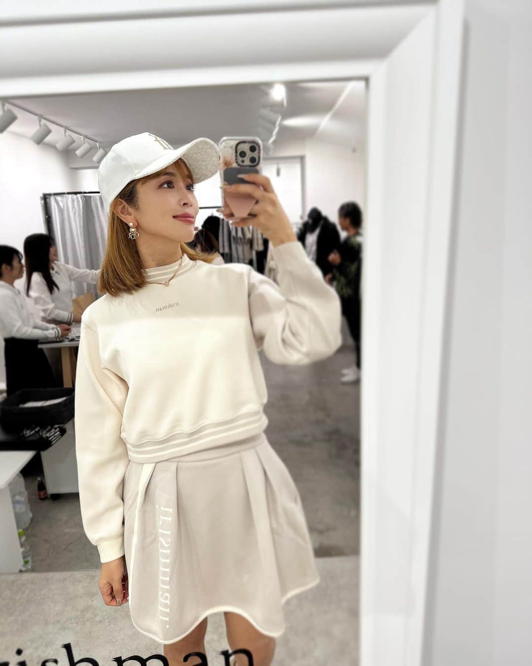 板橋瑠美のインスタグラム：「Irish man一日店長♡  popupにお越しの皆沢、誠にありがとうございました！！！✨✨  今期新作のセットアップを着用しておりました！ 好きすぎる色味とデザイン。。。♡  @irishman.jp のアーカイブに本日のライブの様子も残ってます！ 是非みてね♡  めちゃお得なSALEアイテムをGetしてきてください^ ^  明日もやってますので是非是非❤️  それでは、夜も一日店長なので、準備してきます！！！！  どなたでも来れるので是非サクッと飲みに来てくださいね♡  Bar roots 港区六本木5-1-5  加藤ビル4F」