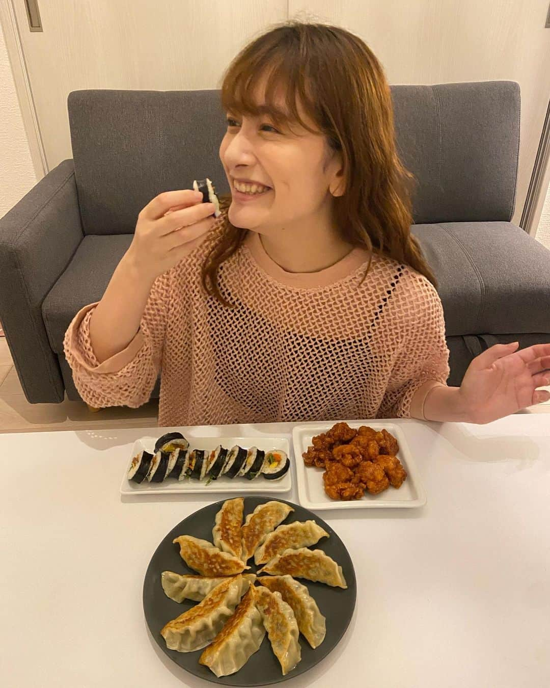 川口カノンさんのインスタグラム写真 - (川口カノンInstagram)「料理のbibigoさんの商品✨ @bibigo.jp 今回は王マンドゥ、ヤンニョムチキン、プルコギキンパをいただいたよ〜 . 王マンドゥは日本のものより大きくてびっくり！中身も違ったの！ ヤンニョムチキンは甘すぎなくて私好みだった〜 お酒に合う感じ🍗🍻 プルコギキンパはお肉のほどよく甘辛いかんじで美味しかった〜お米がふにゃってしてなくてレンジでこんなふうに出来ることにびっくりした笑 ． 今bibigoさんではキャンペーンをしていてInstagramのbibigoオフィシャルアカウントをフォロー&ハッシュタッグ(#bibiGoGoGo #Livedelicious0) をつけて投稿すると、韓国旅行行きの航空券が5名様に当たるんだって！🛩 ． 空港券以外にもbibigo商品詰め合わせ 、保冷バッグにKSF商品とKSFステッカーが50名様に。5,000円以上購入で使える555円OFF ECクーポンを555名様に✨ ． ． 沢山あるから応募しなきゃ損だね💓 ． ． ． ．  #PR #bibiGoGoGo #Livedelicious」9月30日 17時49分 - kkanonnn