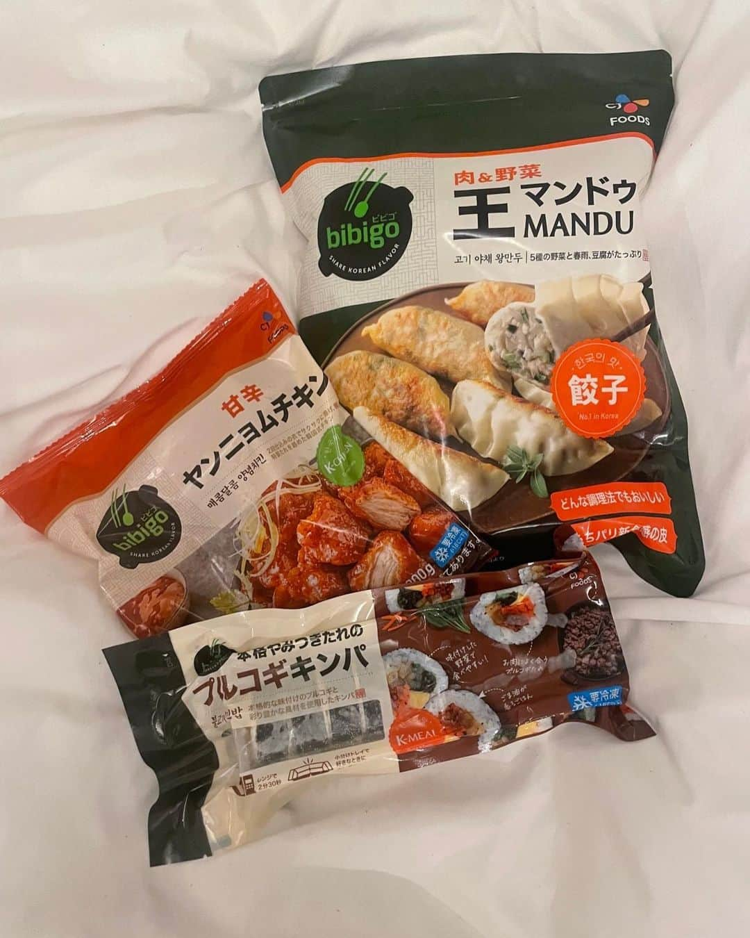 川口カノンさんのインスタグラム写真 - (川口カノンInstagram)「料理のbibigoさんの商品✨ @bibigo.jp 今回は王マンドゥ、ヤンニョムチキン、プルコギキンパをいただいたよ〜 . 王マンドゥは日本のものより大きくてびっくり！中身も違ったの！ ヤンニョムチキンは甘すぎなくて私好みだった〜 お酒に合う感じ🍗🍻 プルコギキンパはお肉のほどよく甘辛いかんじで美味しかった〜お米がふにゃってしてなくてレンジでこんなふうに出来ることにびっくりした笑 ． 今bibigoさんではキャンペーンをしていてInstagramのbibigoオフィシャルアカウントをフォロー&ハッシュタッグ(#bibiGoGoGo #Livedelicious0) をつけて投稿すると、韓国旅行行きの航空券が5名様に当たるんだって！🛩 ． 空港券以外にもbibigo商品詰め合わせ 、保冷バッグにKSF商品とKSFステッカーが50名様に。5,000円以上購入で使える555円OFF ECクーポンを555名様に✨ ． ． 沢山あるから応募しなきゃ損だね💓 ． ． ． ．  #PR #bibiGoGoGo #Livedelicious」9月30日 17時49分 - kkanonnn