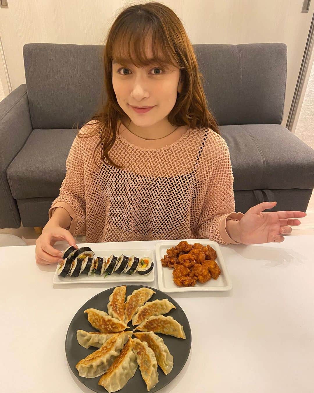 川口カノンのインスタグラム：「料理のbibigoさんの商品✨ @bibigo.jp 今回は王マンドゥ、ヤンニョムチキン、プルコギキンパをいただいたよ〜 . 王マンドゥは日本のものより大きくてびっくり！中身も違ったの！ ヤンニョムチキンは甘すぎなくて私好みだった〜 お酒に合う感じ🍗🍻 プルコギキンパはお肉のほどよく甘辛いかんじで美味しかった〜お米がふにゃってしてなくてレンジでこんなふうに出来ることにびっくりした笑 ． 今bibigoさんではキャンペーンをしていてInstagramのbibigoオフィシャルアカウントをフォロー&ハッシュタッグ(#bibiGoGoGo #Livedelicious0) をつけて投稿すると、韓国旅行行きの航空券が5名様に当たるんだって！🛩 ． 空港券以外にもbibigo商品詰め合わせ 、保冷バッグにKSF商品とKSFステッカーが50名様に。5,000円以上購入で使える555円OFF ECクーポンを555名様に✨ ． ． 沢山あるから応募しなきゃ損だね💓 ． ． ． ．  #PR #bibiGoGoGo #Livedelicious」
