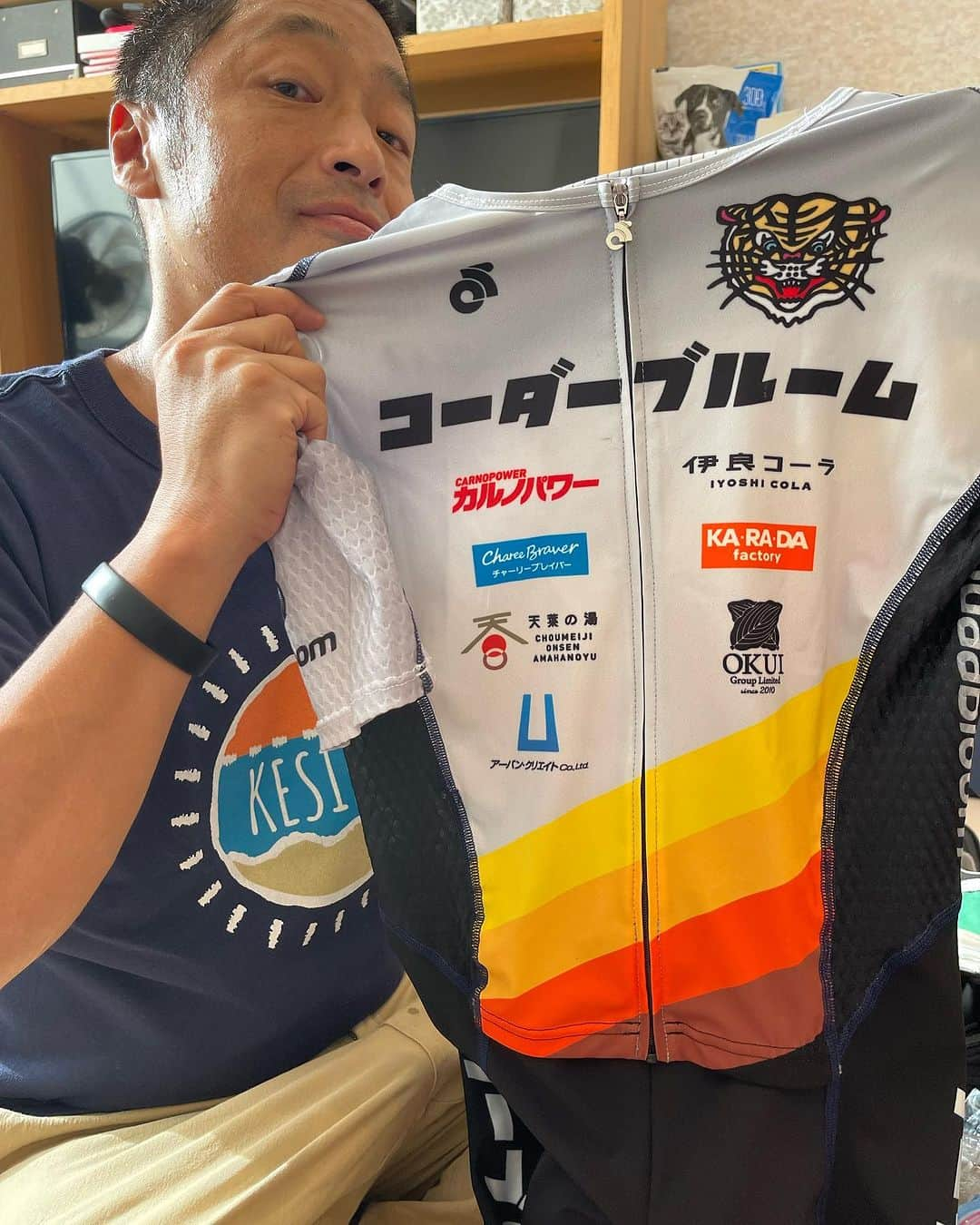 団長安田のインスタグラム：「３年ぶりのトライアスロン 忘れ物ないか不安！！  10/1に行われる「LAKE BIWA TRIATHLON 2023」に参加します！ 地域と共創するトライアスロン大会で、開催地の滋賀県守山市を中心に取り組みが凄すぎるんです！  僕も荷物輸送を鉄道貨物・バイオ燃料トラックの使用でカーボンオフセットにする取り組みに参加させていただきました！  #佐川急便  #ユーグレナ  #JR貨物  #守山市 #団長トライアスロン #トライアスロン」