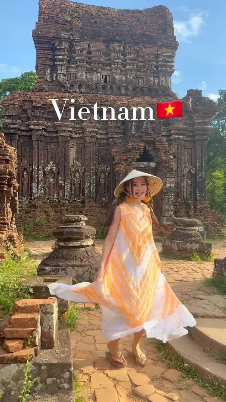 ももせゆきのインスタグラム：「✈️Japan🇯🇵 to Vietnam🇻🇳 Do you like traveling？✈️👜  location📍Thánh địa Mỹ Sơn ミーソン遺跡  ・ ・ 🏷 #vietnamtravel #vietnam  #ベトナム旅行 #ベトナム#ベトナム観光  #ミーソン遺跡 #mysonsanctuary  #hoiantrip #hoiantravel #visitvietnam  #travelphotography  #instavietnam  #explorevietnam  #hoianancienttown #hộian  #海外旅行 #海外旅行好きな人と繋がりたい  #genic_mag #retrip_global   #カメラ女子 #カメラ好きな人と繋がりたい  #ファインダー越しの私の世界  #女子旅 #タビジョ#discovervietnam  #reelvideo  #reelsinstagram  #リール動画」