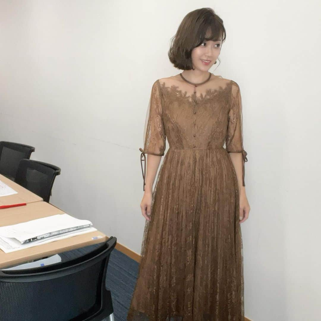 岡部玲子さんのインスタグラム写真 - (岡部玲子Instagram)「本日の衣装とヘアアレンジ✨  ブラウンのレースドレスは👗 落ち着いたブラウンと透け感が大人な ワンピースでした✨  アクセサリーは秋色の大きめデザイン✨  ヘアアレンジはアシンメトリーな感じで 片方がアップ 片方がゆるウェーブダウンスタイルでした✨  🏇は  阪神8レース13番から  阪神10レース15番から  なかなかいい配当の ワイド2パターンをゲットして プラスに持っていっていたのに…  最終レースが終わったら  #ガッツリマイナス  でした😭  また明日も頑張ろう💪  みなさまも 健康第一 素敵な週末を✨  今日もご視聴頂きました皆様✨ ありがとうございました☺️  結構第一 ハッピーにお過ごしください☺️  #岡部玲子 #タレント　#レポーター　#競馬　#競馬キャスター　#グリーンチャンネル　#生放送　#競馬中継　#凱旋門賞　#スプリンターズs #衣装　#ヘアアレンジ　#アクセサリー　#dress #hairarrange #accessories #🏇」9月30日 17時52分 - reiko_okabe