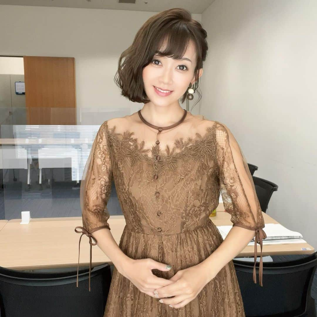 岡部玲子のインスタグラム：「本日の衣装とヘアアレンジ✨  ブラウンのレースドレスは👗 落ち着いたブラウンと透け感が大人な ワンピースでした✨  アクセサリーは秋色の大きめデザイン✨  ヘアアレンジはアシンメトリーな感じで 片方がアップ 片方がゆるウェーブダウンスタイルでした✨  🏇は  阪神8レース13番から  阪神10レース15番から  なかなかいい配当の ワイド2パターンをゲットして プラスに持っていっていたのに…  最終レースが終わったら  #ガッツリマイナス  でした😭  また明日も頑張ろう💪  みなさまも 健康第一 素敵な週末を✨  今日もご視聴頂きました皆様✨ ありがとうございました☺️  結構第一 ハッピーにお過ごしください☺️  #岡部玲子 #タレント　#レポーター　#競馬　#競馬キャスター　#グリーンチャンネル　#生放送　#競馬中継　#凱旋門賞　#スプリンターズs #衣装　#ヘアアレンジ　#アクセサリー　#dress #hairarrange #accessories #🏇」