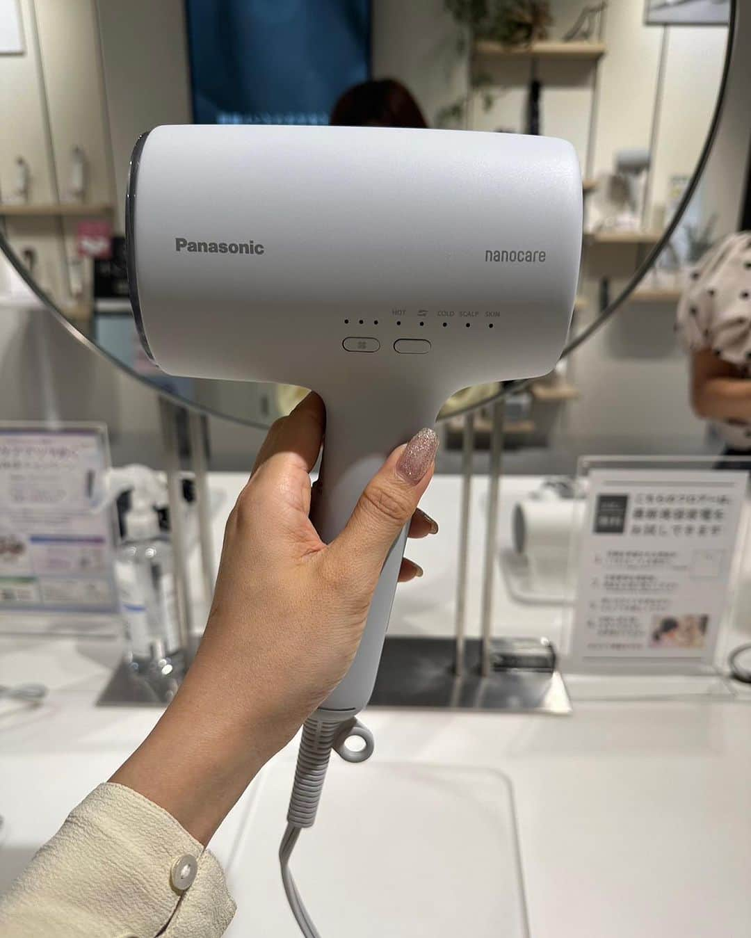 悠衣さんのインスタグラム写真 - (悠衣Instagram)「先日GINGERのイベントで Panasonicの美容家電を試せる パナソニックビューティ表参道に行って 最新のドライヤーを試してきました！ ・ ・ 潤いを与えながら乾かす事が可能なドライヤーで本当にうるっとツヤっとする✨ 使うほどに美髪になるドライヤー 欲しい。欲しい。欲しい。 高浸透ナノイーはパナソニックのドライヤーだけに搭載なんだって！ ・ ・ パナソニックビューティ表参道で試せるので みなさんに是非試して欲しい！ 驚くよ、、、、 @ginger_magazine  @panasonic_beauty  #gingermagazine #パナソニックビューティ #パナソニックビューティ表参道 #ナノケア #PR」9月30日 17時53分 - yu1_1987