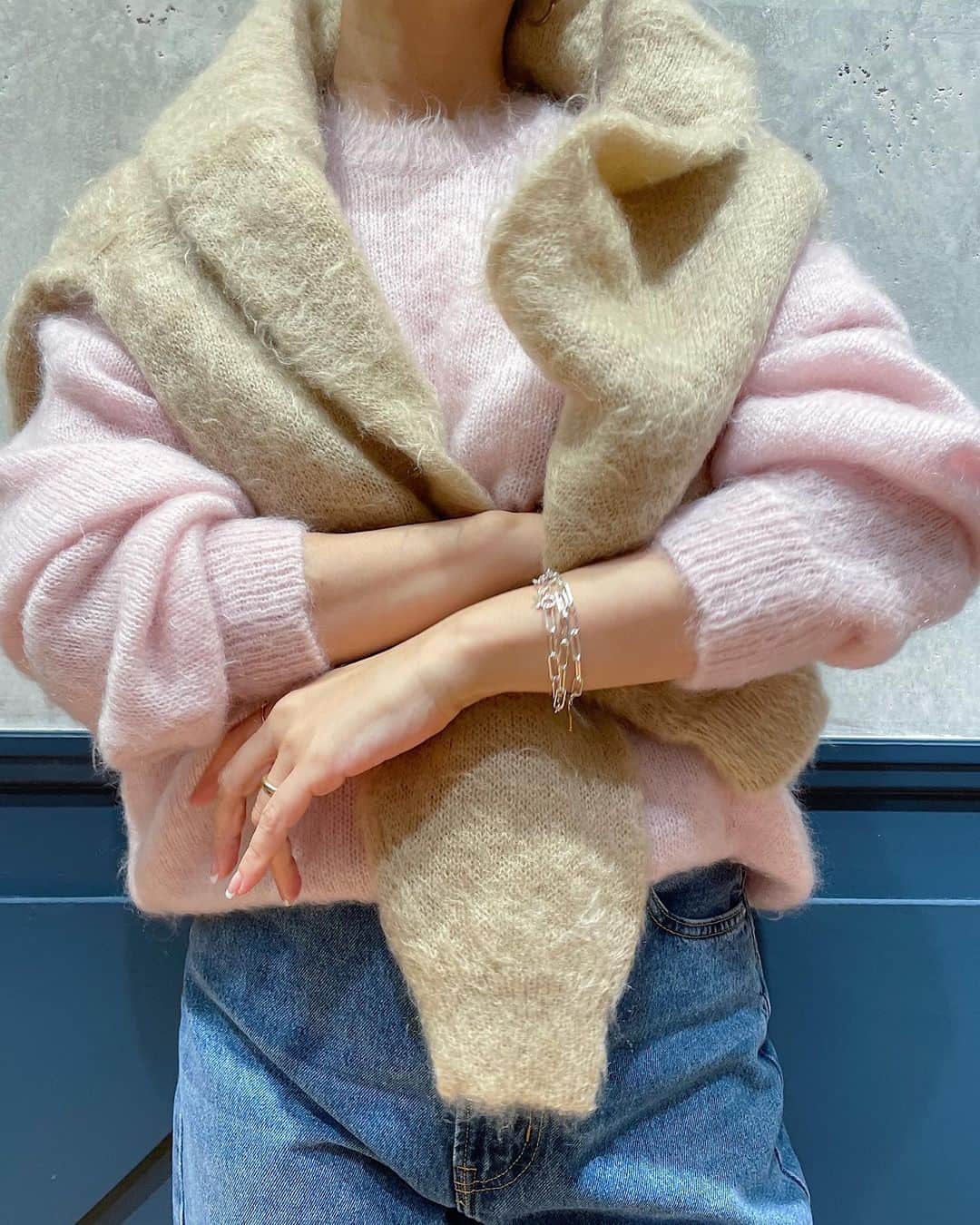 のインスタグラム：「. ⁡ 〈AURALEE〉  BRUSHED SUPER KID MOHAIR MIX KNIT ⁡ ¥42,900 intax pink,beige,black no. 23080915000930 ⁡  #ienalaboucle#iena#イエナ#イエナラブークル#ienalaboucle_23aw#auralee#オーラリー」