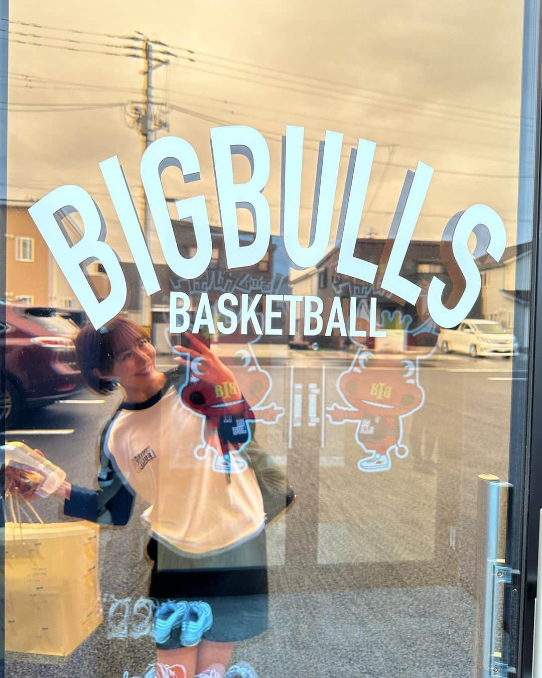 山川恵里佳のインスタグラム：「@iwatebigbulls   岩手ビッグブルズチームお披露目会🏀 お客さまとチームの距離感が近くて とても良いイベントでした❤️‍🔥  @bigbulls_cheer の 生パフォーマンスかっこよかった♡  選手、チームスタッフ皆さんの素顔がみえて楽しかった☺︎  お披露目会に来てくださった皆さん また来月ホームでお会いしましょう！ ありがとうございました🫶  怪我で欠席の門馬選手からのコメント 最後が「ビューティー」にテンション上がりました✨ ビューティーに帰ってきてくださいね みんなで待ってます！ @keijiro1115  #岩手ビッグブルズ #岩手ビッグブルズオフィシャルアンバサダー #ビューティー」