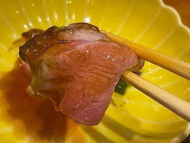 小野瀬雅生さんのインスタグラム写真 - (小野瀬雅生Instagram)「横浜福富町の里葉亭でおまかせのコースウマウマウー☆初訪問の老舗焼き鳥店☆メニューはおまかせのコースのみ☆第3回ご紹介☆鴨ロースのロースト☆鴨だけにカモーン☆これはもうフレンチの域☆ワインとも引き立て合う☆洗練された中に野性味☆肉と血の味☆しいたけは焼かれて水分が出てスープになっている☆上流階級☆隠しようのない気品☆レバーは何のレバーかと思う☆鶏です☆鶏レバーです☆あまりにも深い味わい☆これも血の味☆たまりませんわ♫ #里葉亭 #りばてい #福富町仲通 #横浜市中区 #おまかせのみ #焼き鳥 #鴨ロース #しいたけ #レバー #フレンチの域 #鴨だけにカモーン #肉と血の味 #洗練 #野性味 #気品 #深い味わい #たまりませんわ」9月30日 17時58分 - onosemasao