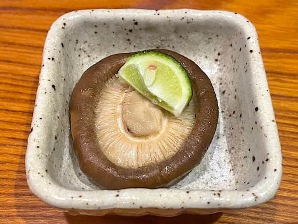 小野瀬雅生さんのインスタグラム写真 - (小野瀬雅生Instagram)「横浜福富町の里葉亭でおまかせのコースウマウマウー☆初訪問の老舗焼き鳥店☆メニューはおまかせのコースのみ☆第3回ご紹介☆鴨ロースのロースト☆鴨だけにカモーン☆これはもうフレンチの域☆ワインとも引き立て合う☆洗練された中に野性味☆肉と血の味☆しいたけは焼かれて水分が出てスープになっている☆上流階級☆隠しようのない気品☆レバーは何のレバーかと思う☆鶏です☆鶏レバーです☆あまりにも深い味わい☆これも血の味☆たまりませんわ♫ #里葉亭 #りばてい #福富町仲通 #横浜市中区 #おまかせのみ #焼き鳥 #鴨ロース #しいたけ #レバー #フレンチの域 #鴨だけにカモーン #肉と血の味 #洗練 #野性味 #気品 #深い味わい #たまりませんわ」9月30日 17時58分 - onosemasao