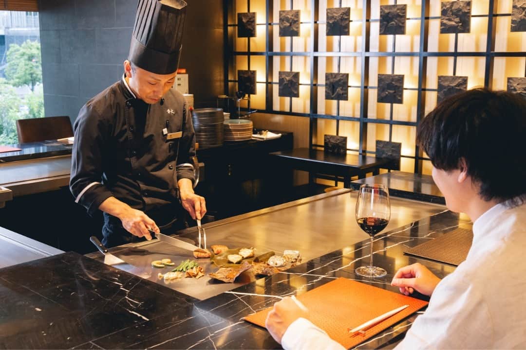 ヒルトン大阪 Hilton Osakaさんのインスタグラム写真 - (ヒルトン大阪 Hilton OsakaInstagram)「食欲の秋は、「傳火（てんか）」鉄板焼で季節の美食を味わってください。  地場食材を中心に、日本の食文化を豊かに表現した鉄板焼コース。新鮮な魚介類からお肉と旬の野菜まで、鉄板焼シェフの熟練した技が生み出す絶品の美味しさを存分にお楽しみいただけます。🥩  ランチタイムでは、カジュアルなシーンでお気軽に楽しめるコースから、特別な日やビジネスのご接待など、様々なシーンに合わせてご利用いただける豪華コースまでご用意しております。  ぜひ、ヒルトン大阪で季節の美味しさをご堪能ください。  詳細・ご予約は @hiltonosaka ホームページより。  Experience the flavors of autumn at Teppanyaki Restaurant "Tenka(傳火)" with our seasonal gastronomic offerings.  Our teppanyaki course embodies the rich essence of Japanese food culture, with a focus on local, fresh ingredients.  From succulent seafood to premium meats and seasonal vegetables, you'll savor the exquisite delicacies expertly crafted by our Teppanyaki chef.🥩  At lunchtime, we present an array of courses catering to both casual dining and special occasions or business entertainment, ensuring there's something for everyone.  Come and relish the seasonal delicacies at Hilton Osaka.  For more details and to make a reservation, please visit our website at @hiltonosaka.  #ヒルトン大阪 #傳火鉄板焼 #大阪グルメ #ホテルグルメ #鉄板焼き #秋グルメ #秋の味覚 #大阪ホテル  #大阪ランチ #梅田ランチ #HiltonOsaka #Teppanyaki #OsakaLunch」9月30日 18時00分 - hiltonosaka