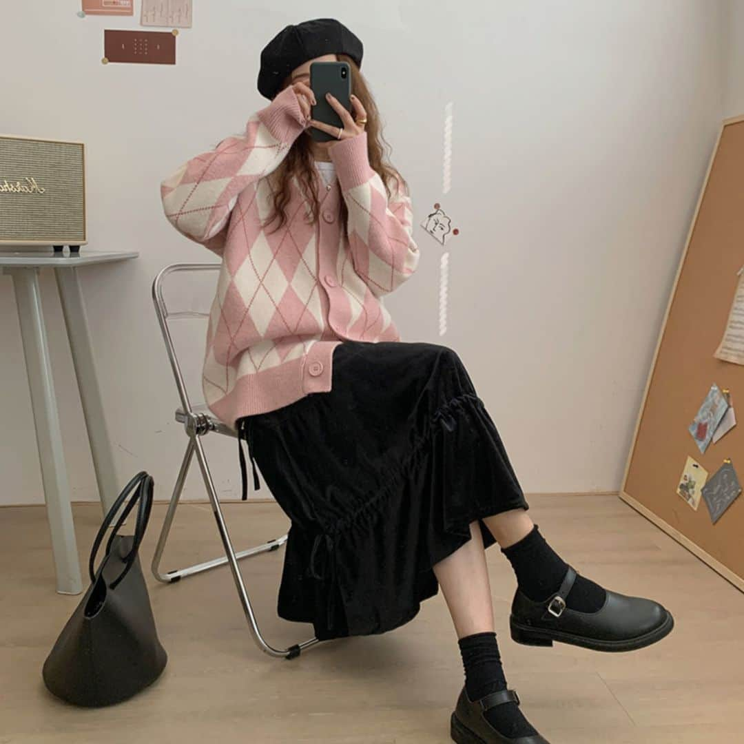 17kg(イチナナキログラム) さんのインスタグラム写真 - (17kg(イチナナキログラム) Instagram)「👈韓国ファッションのトレンドアイテムは17kgで購入🖤  チェックしてみてね🇰🇷  【アーガイルニットカーディガン N8183S】  #韓国ファッション #韓国コーデ #17kg #イチナナキログラム #プチプラコーデ #プチプラファッション」9月30日 18時00分 - 17kg_official