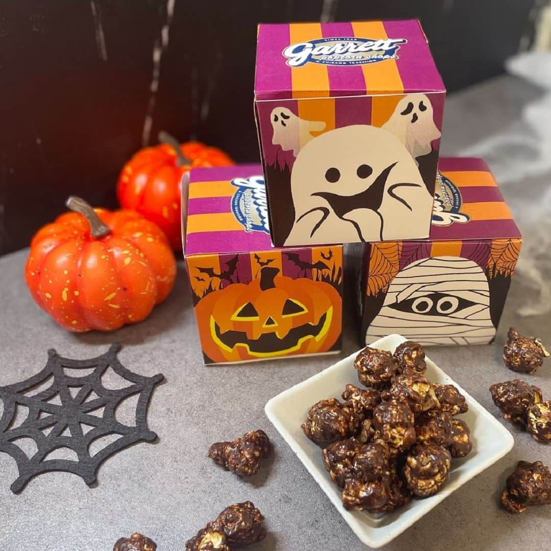 ギャレット ポップコーン ショップスのインスタグラム：「. プチギフトにピッタリのハロウィン限定パッケージ『Halloween CUBE』10月2日～新登場🔥 ジャック・オー・ランタン🎃やおばけ👻、ミイラなどハロウィンキャラクターが勢ぞろいしたキューブ型のパッケージに人気の『ココアキャラメルクリスプ™』を詰めこみました🥰  手のひらサイズのパッケージはプチギフトにピッタリ。  ハロウィンパーティはもちろん、お友達へのプチギフトとしてもおススメ です。  是非店頭やオンラインショップをご覧ください 🫶  【期間限定アイテム】   『Halloween CUBE』   【販売期間】10月2日(月)～10月31日(火）    【販売店舗】    ギャレット ポップコーン ショップス®全店    オンラインショップ  #garrett #garrettpopcorn #garrettjp #popcorn #ギャレット #ギャレットポップコーン #ギャレットポップコーンショップス #ポップコーン #原宿 #酒々井プレミアムアウトレット #名古屋  #南町田グランベリーパーク #土岐プレミアムアウトレット #Halloween  #ハロウィン」